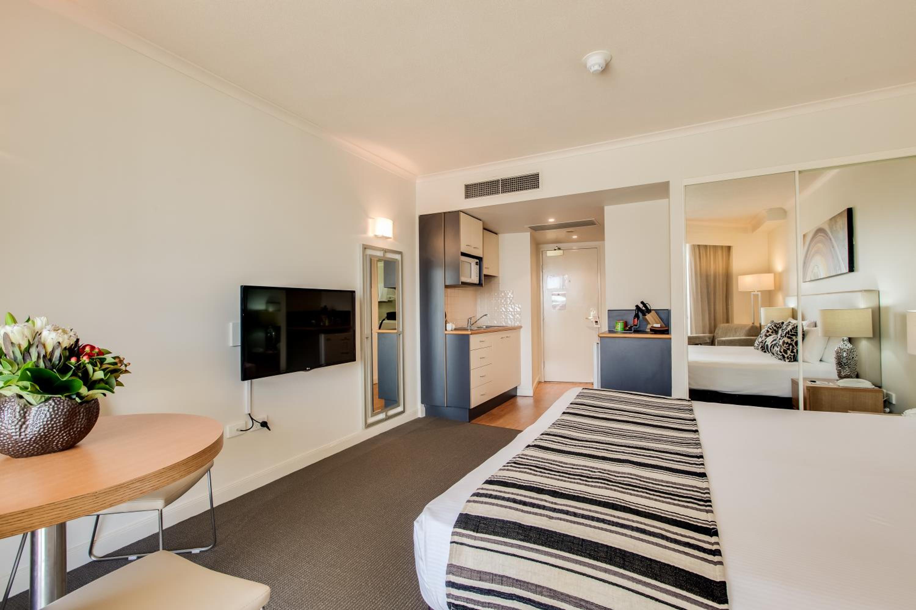 Studio Apartment - Photo 4