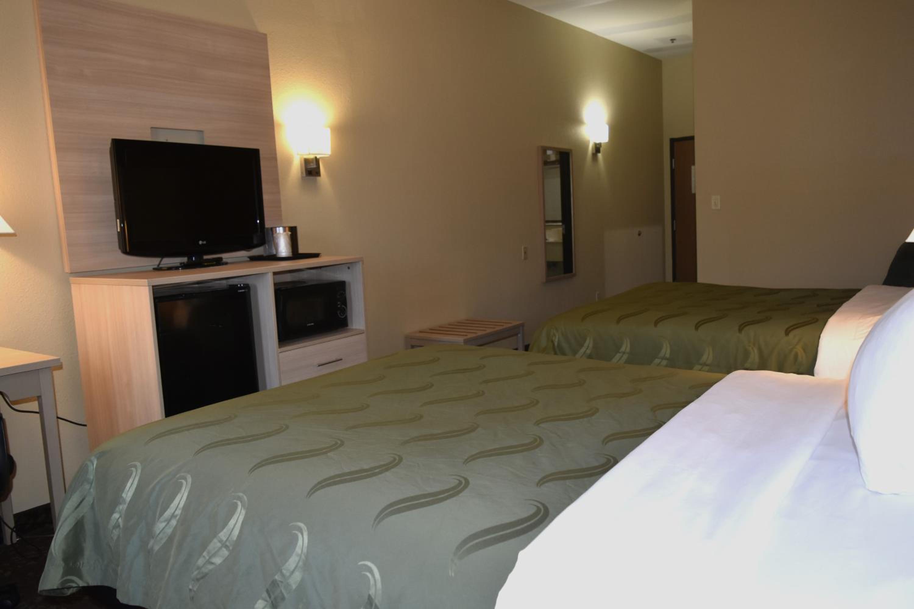 Queen Room with Two Queen Beds - Non-Smoking - Photo 3