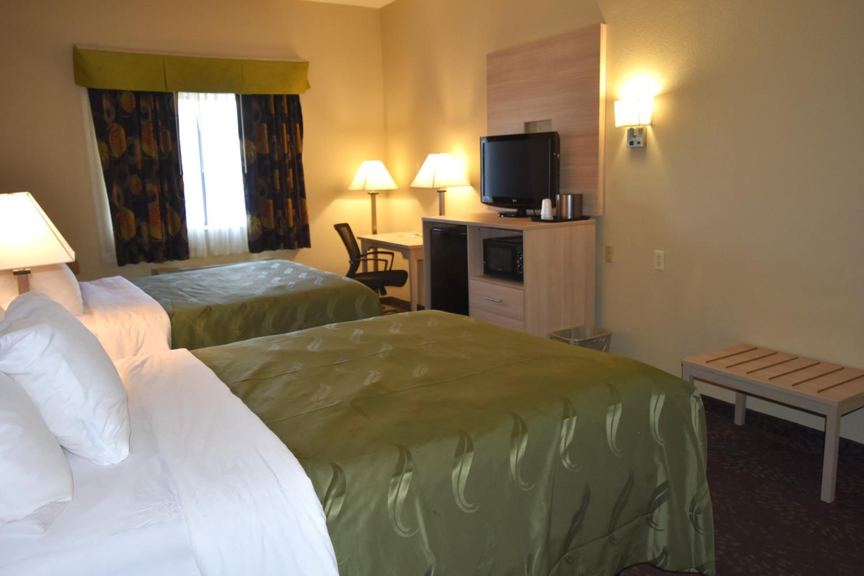 Queen Room with Two Queen Beds - Non-Smoking - Photo 4