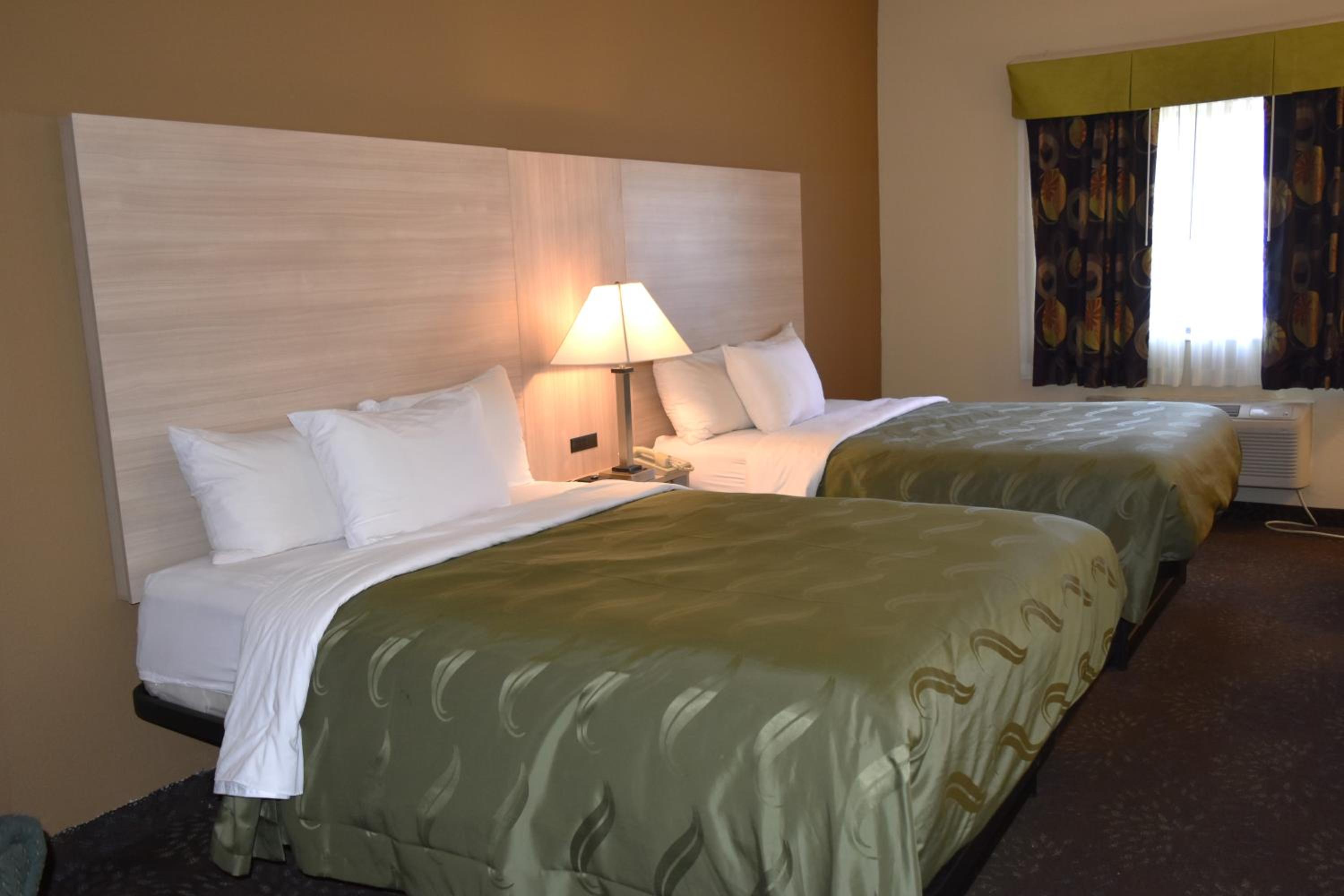 Queen Room with Two Queen Beds - Non-Smoking - Photo 5