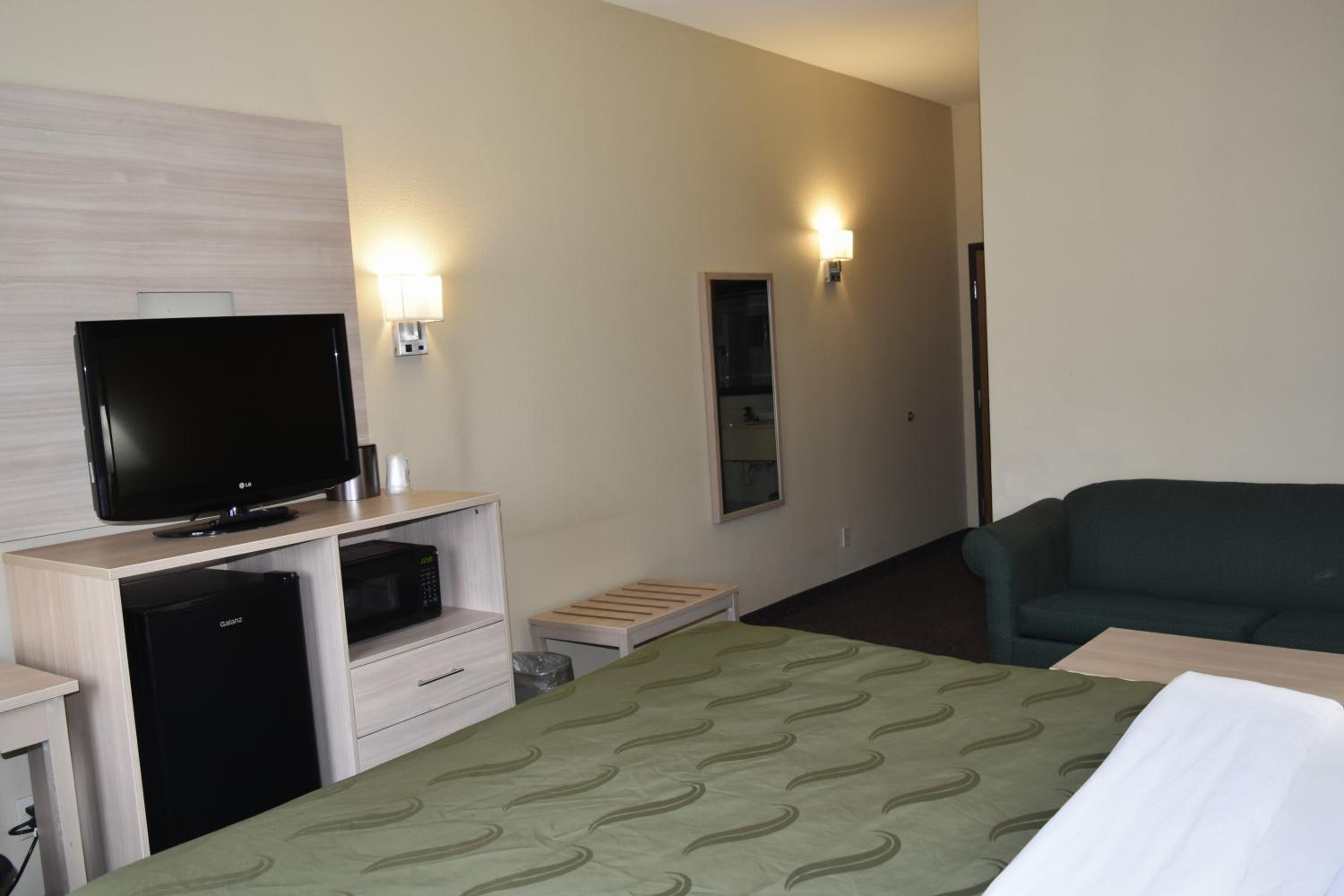 King Suite with Sofa Bed - Non-Smoking - Photo 3