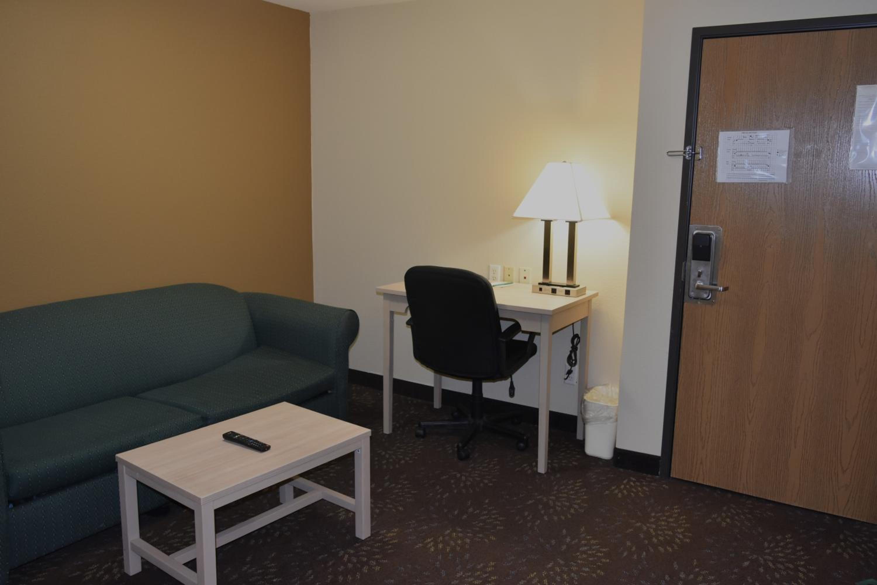King Suite with Sofa Bed - Non-Smoking - Photo 4