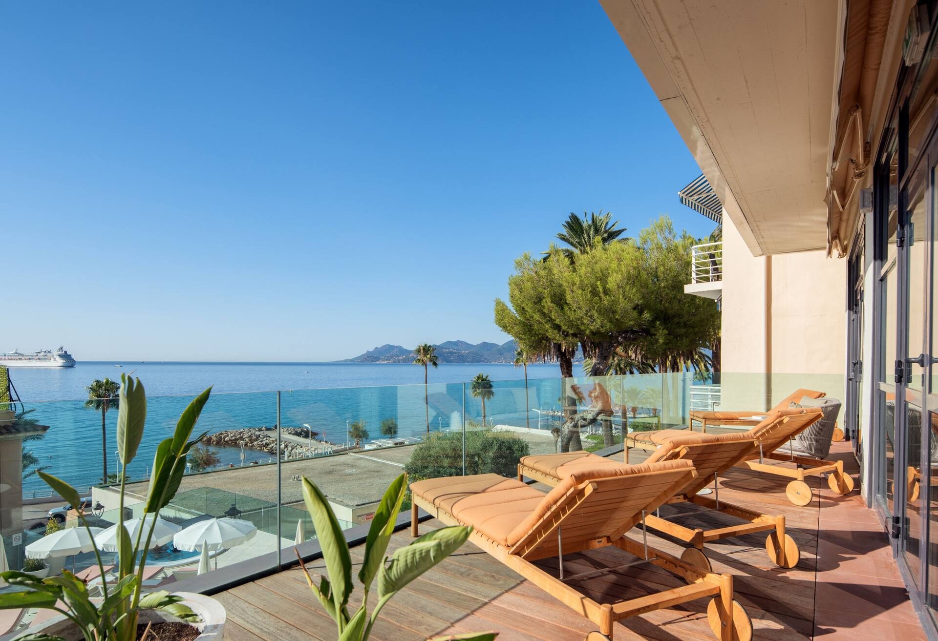 King One Bedroom Apartment with Sea View