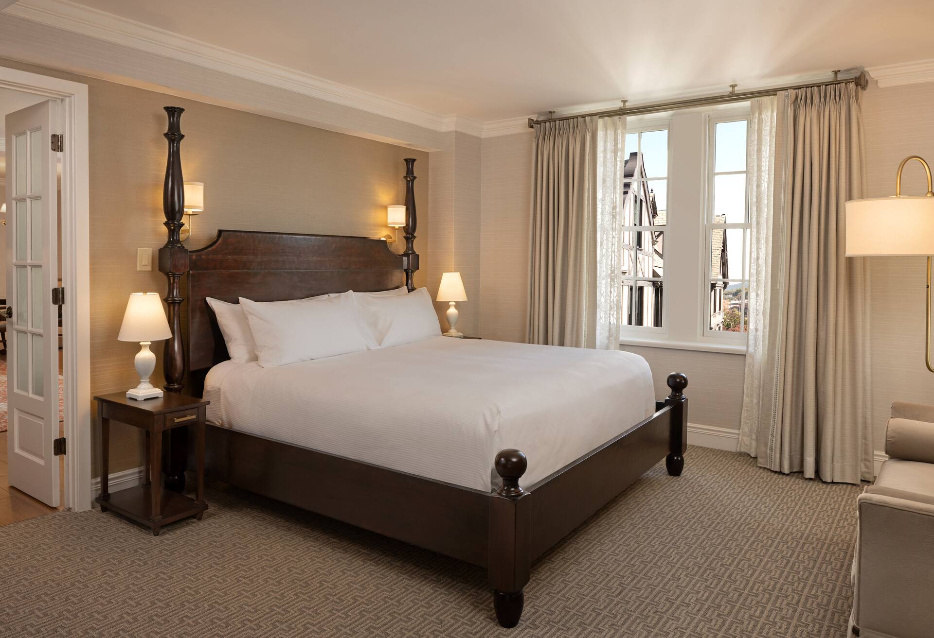 1 King 1 Bedroom Commonwealth Suite
