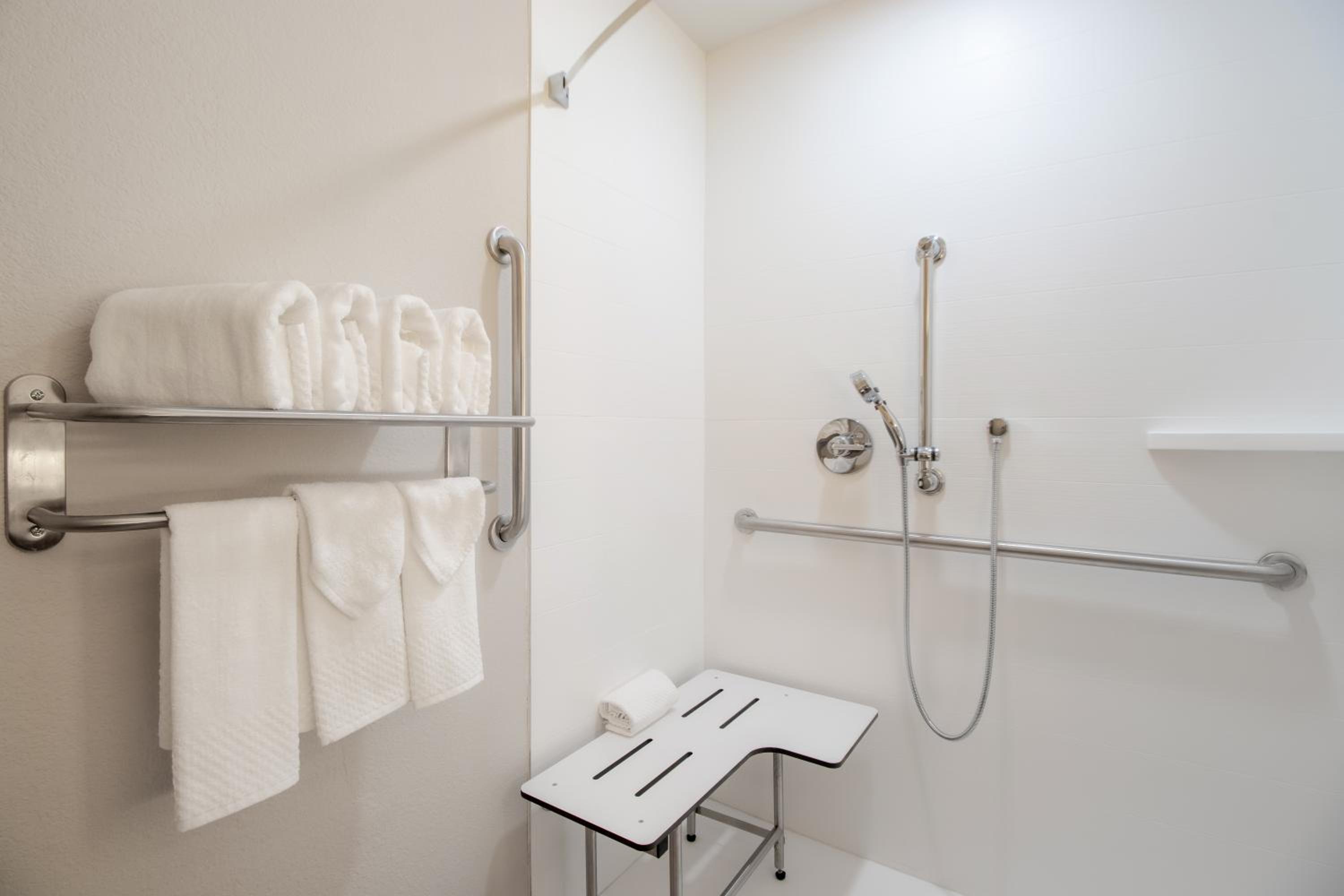 King Room with Roll-In Shower - Disability Access/Non Smoking - Photo 4