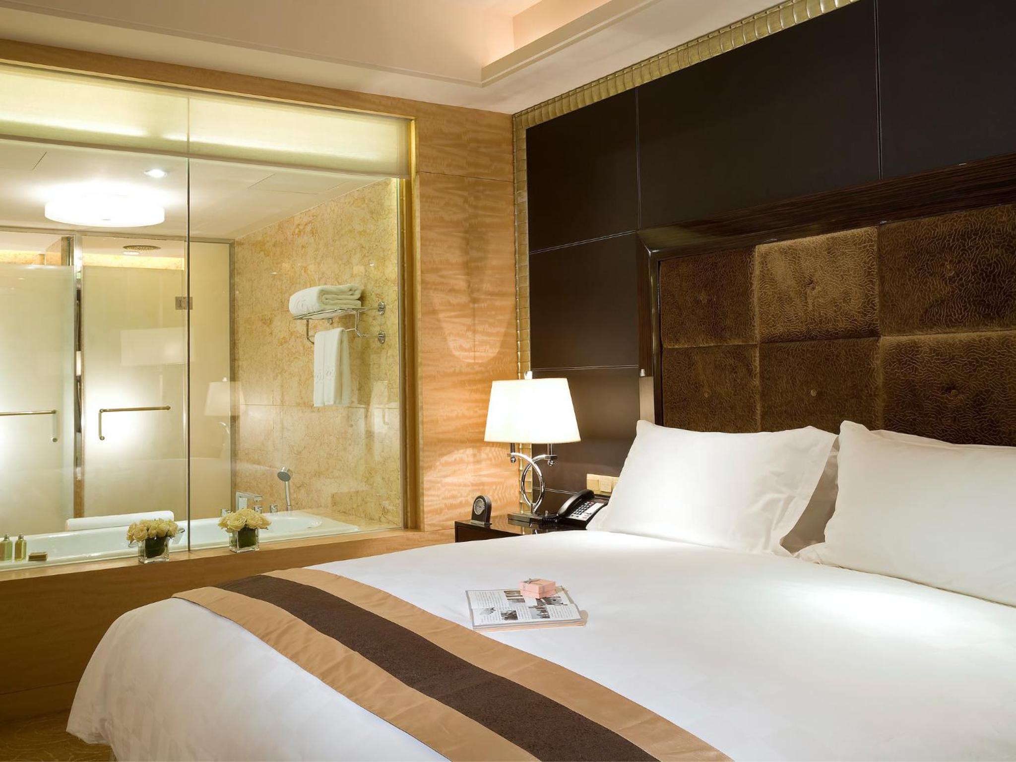 Superior Room with King Bed - Photo 4