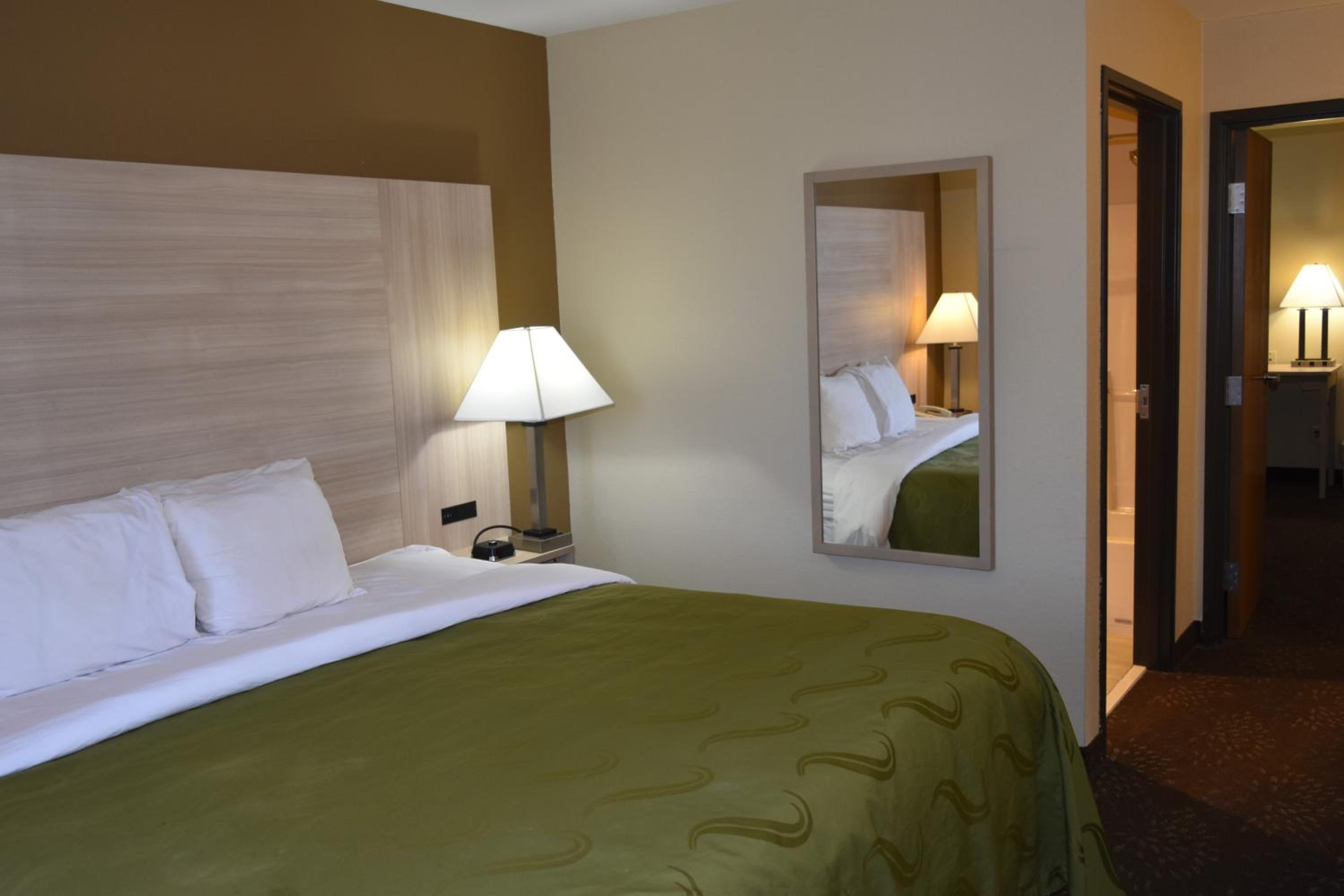 King Room - Non-Smoking - Photo 2