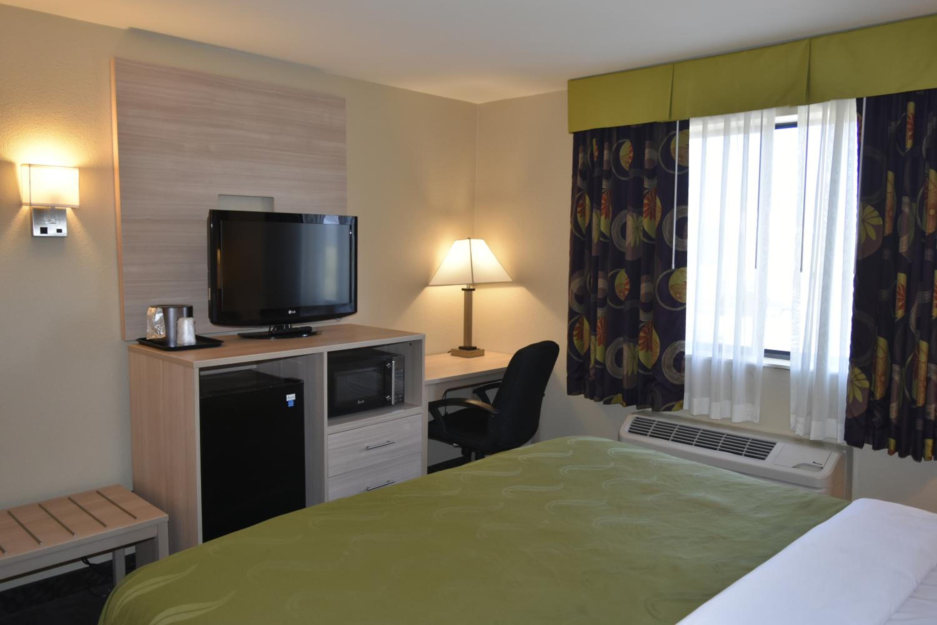 King Room - Non-Smoking - Photo 5