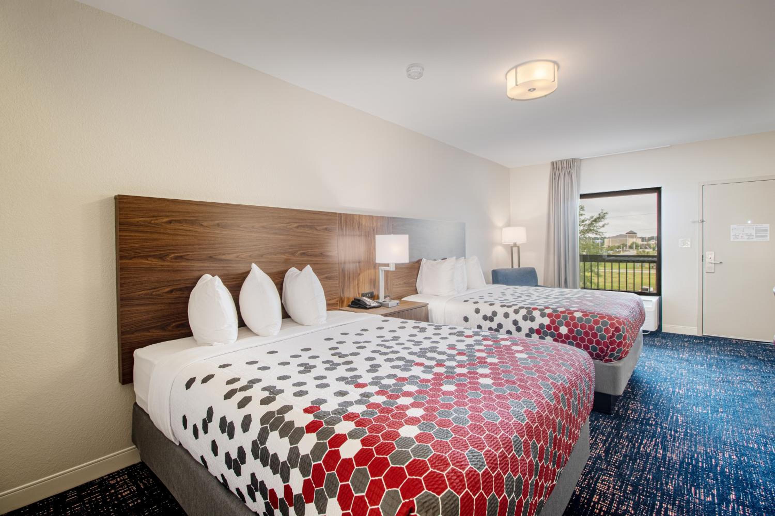 Queen Room with Two Queen Beds - Non-Smoking - Photo 5