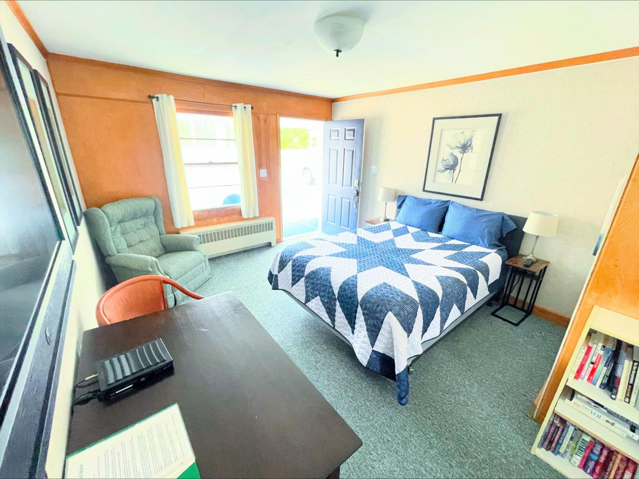 Deluxe Queen Room - Photo 9