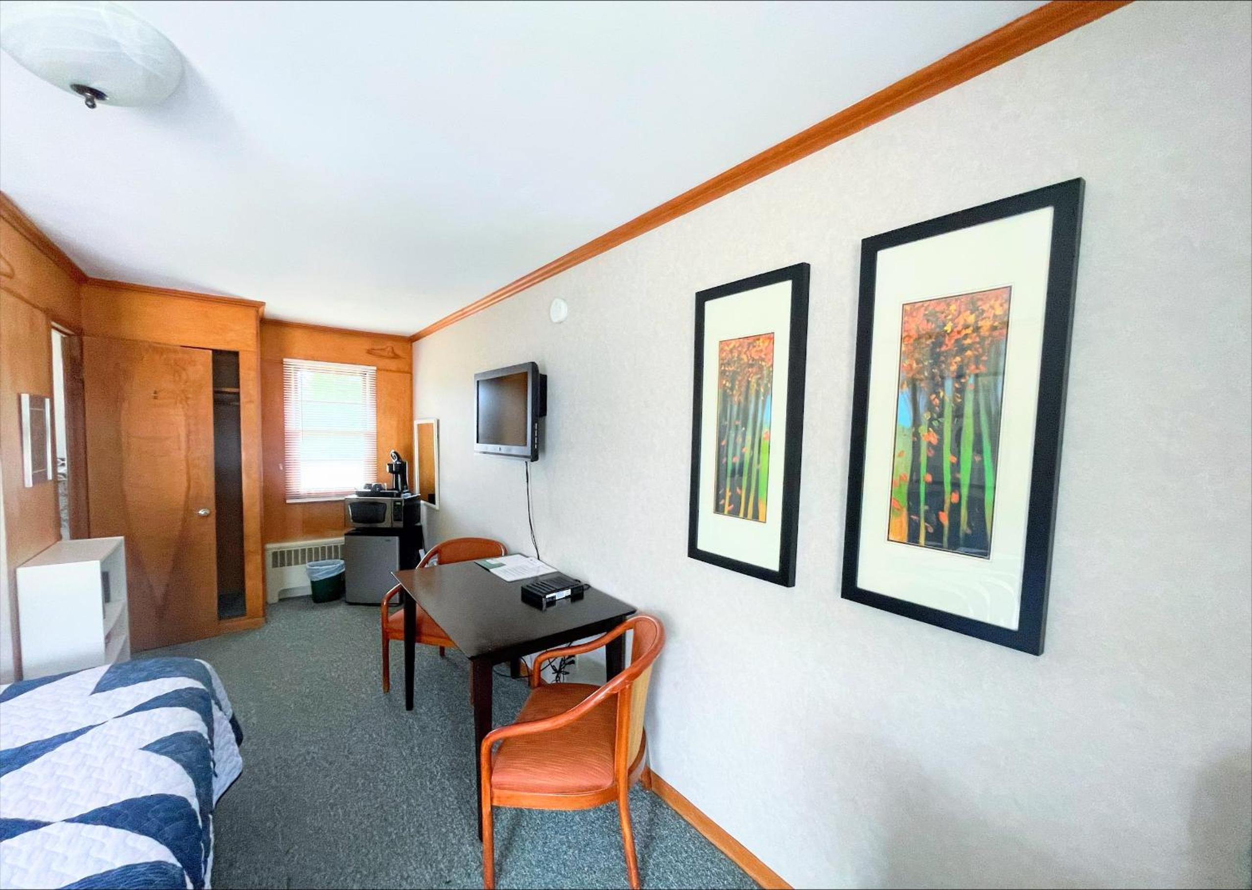 Deluxe Queen Room - Photo 12
