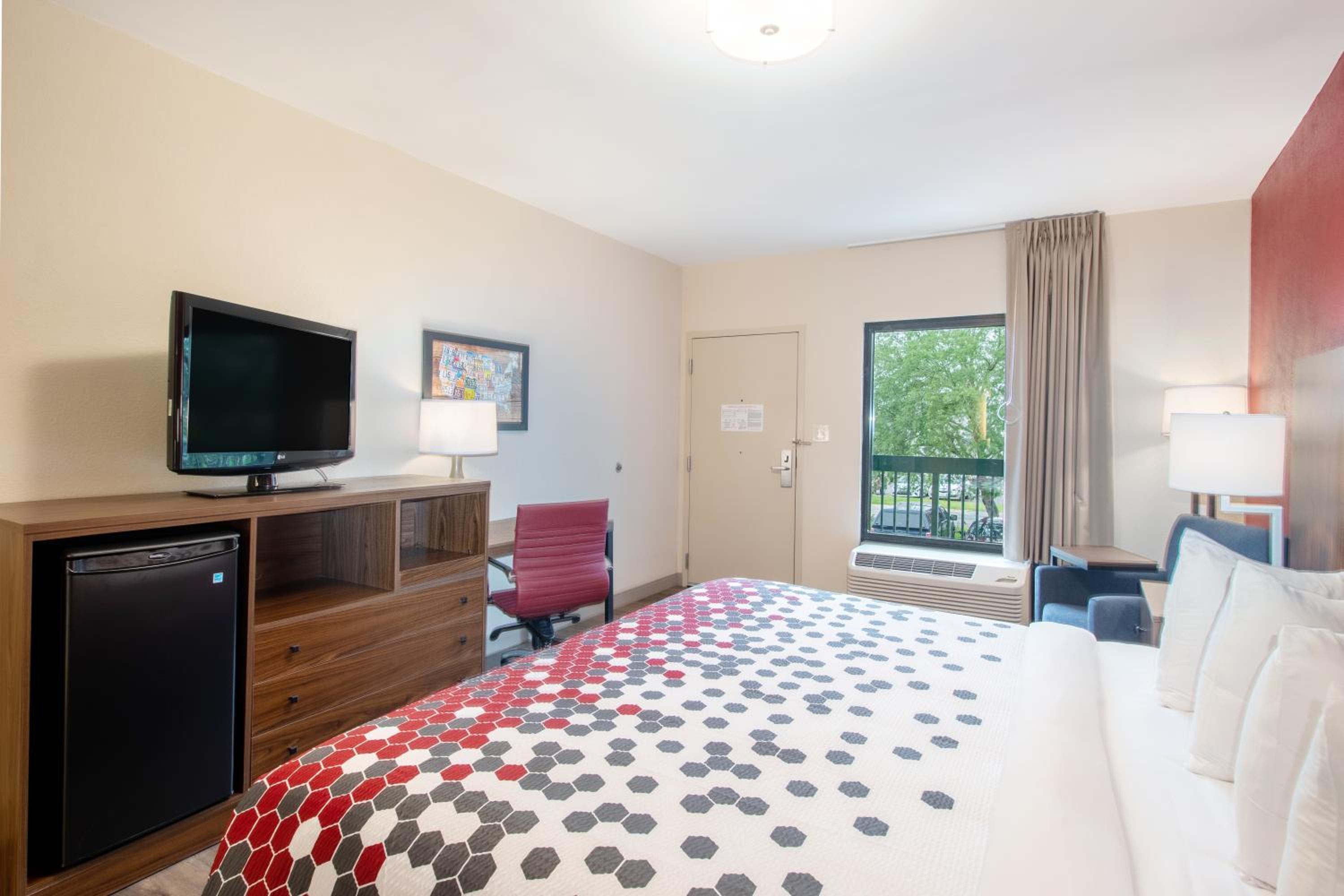 King Room with Tub - Disability Access/Non Smoking - Photo 4
