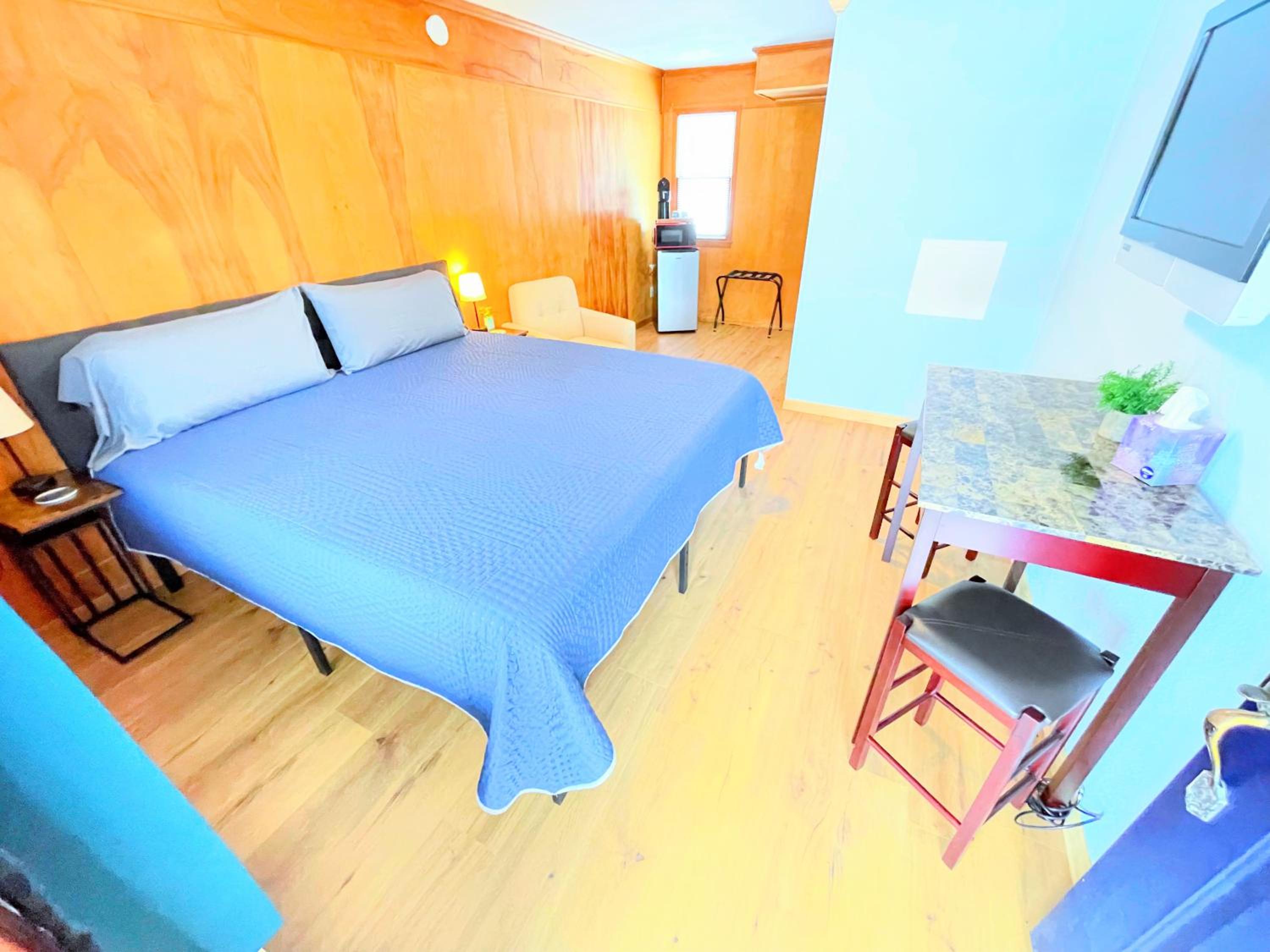 Deluxe King Room - Photo 8