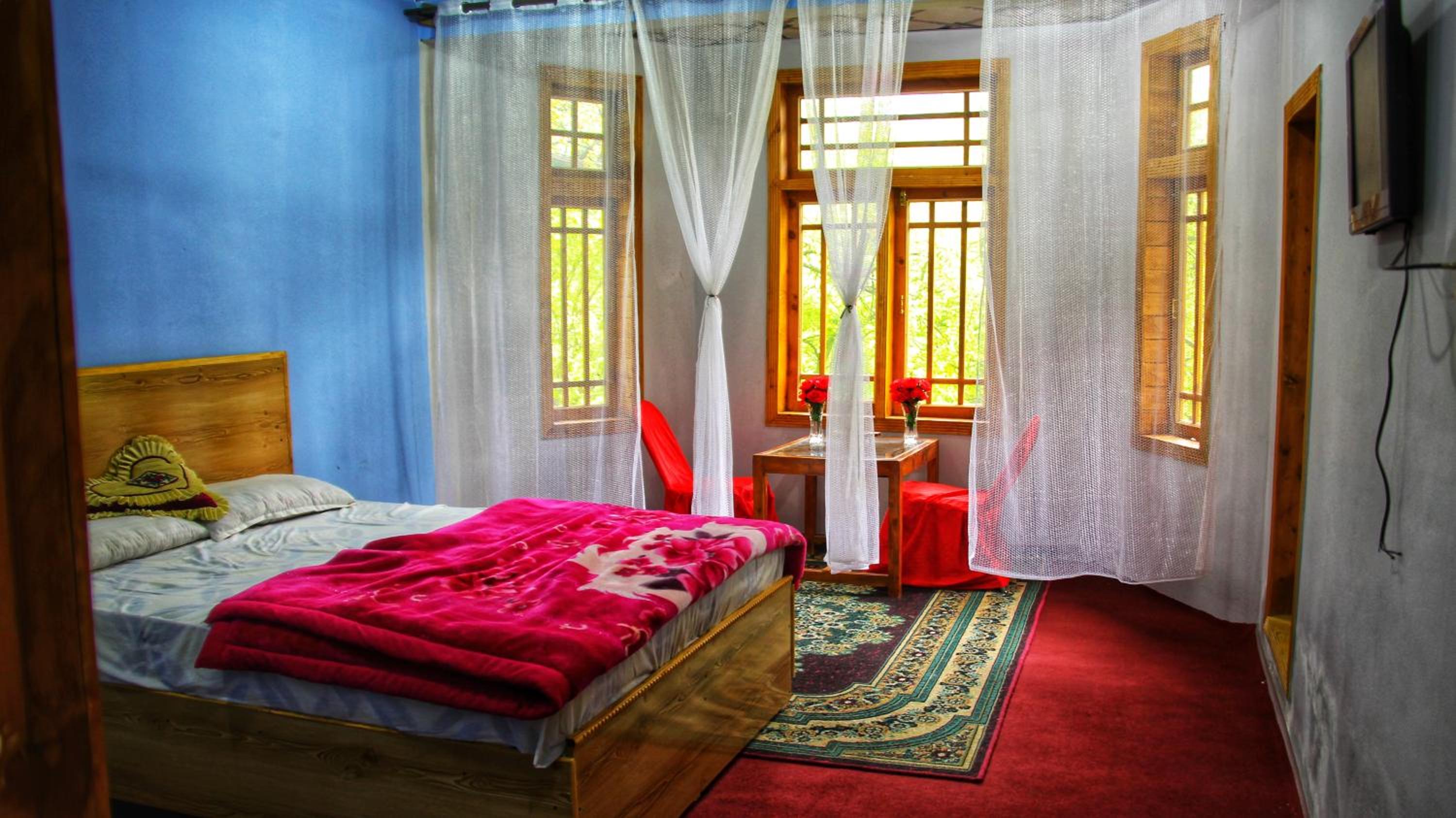 Deluxe Room (2 Adults + 1 Child)