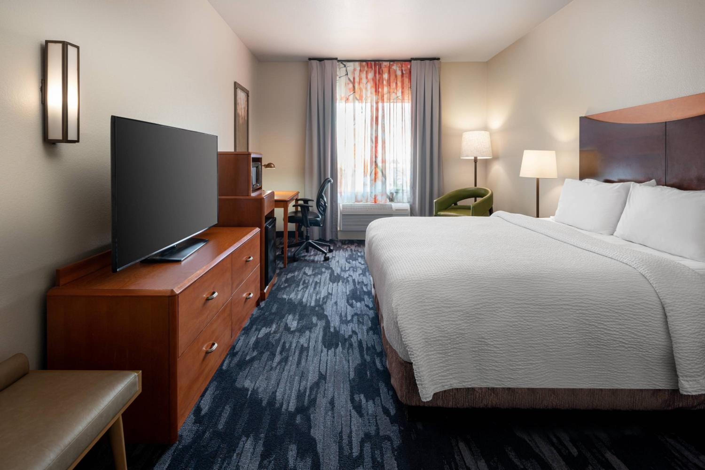King Room with Adapted Tub - Mobility Accessible