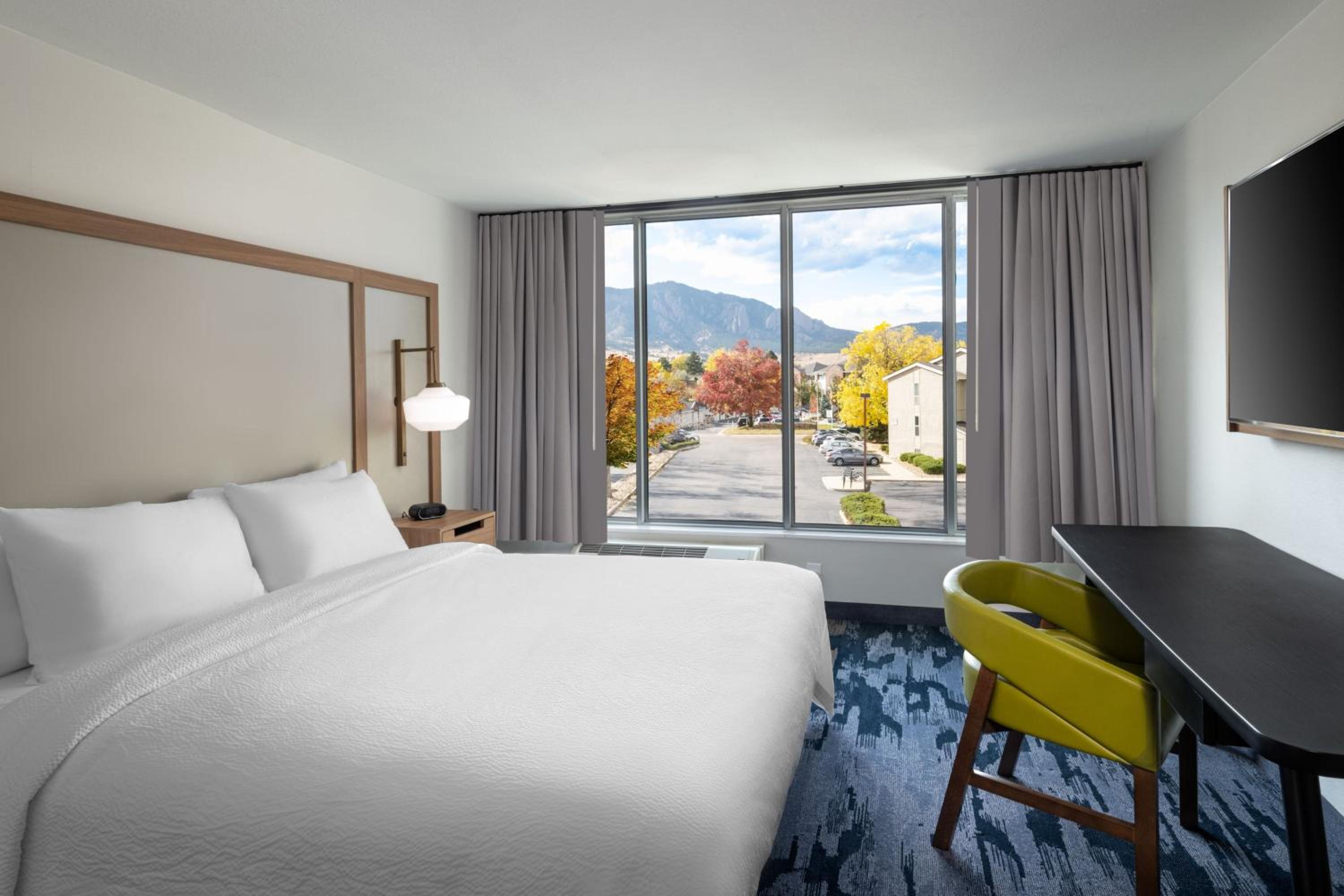 King Room with Mountain View - Hearing Accessible photo 1