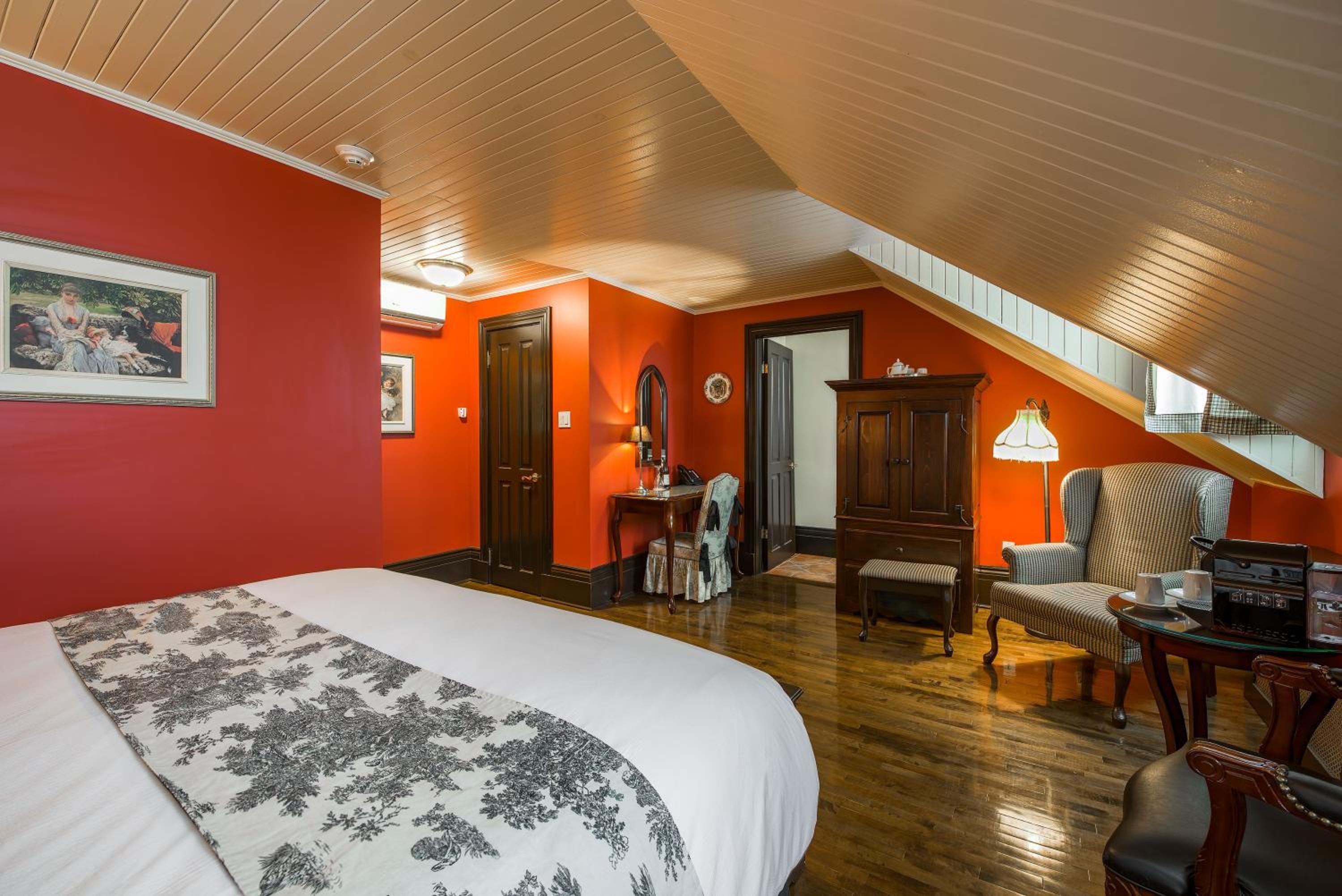 Superior Queen Room - Fourth Floor thumbnail 5