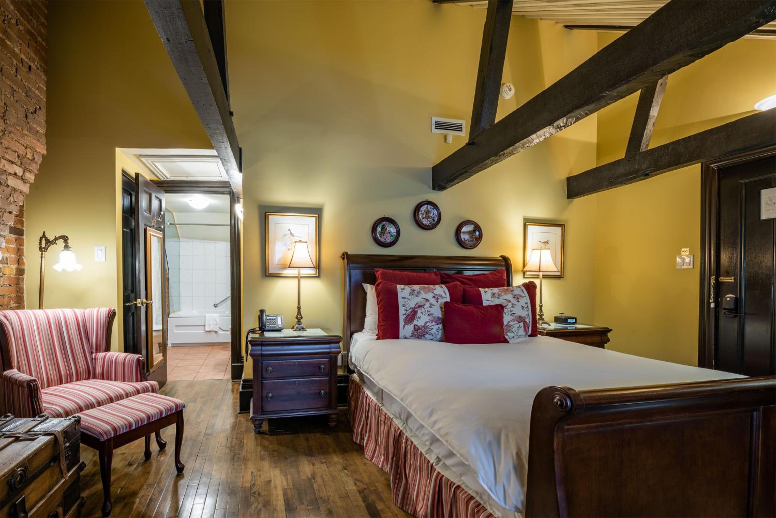 Superior Queen Room - Fourth Floor thumbnail 6
