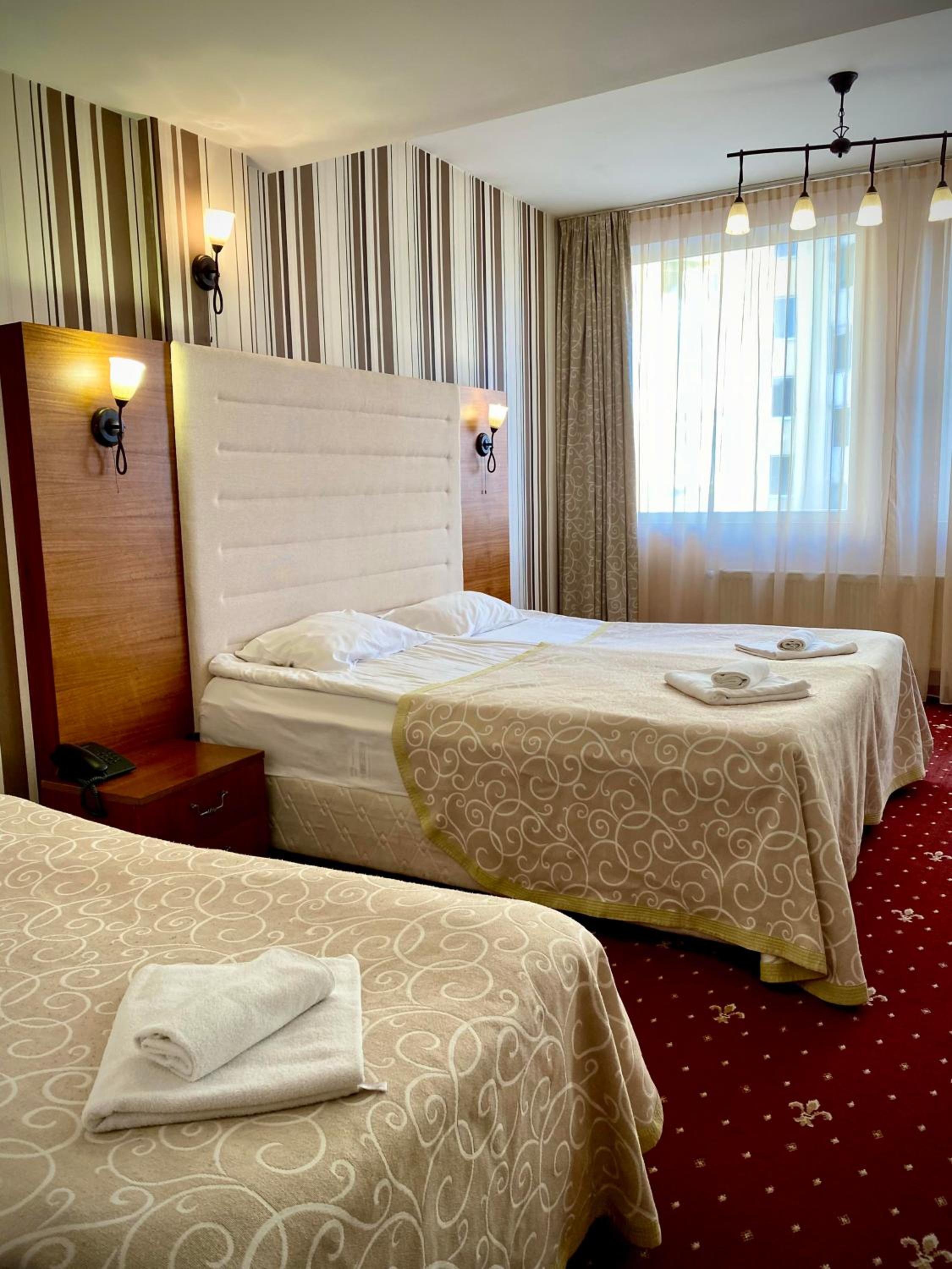 Family Room (2 Adults + 1 Child) - Free Parking photo 1
