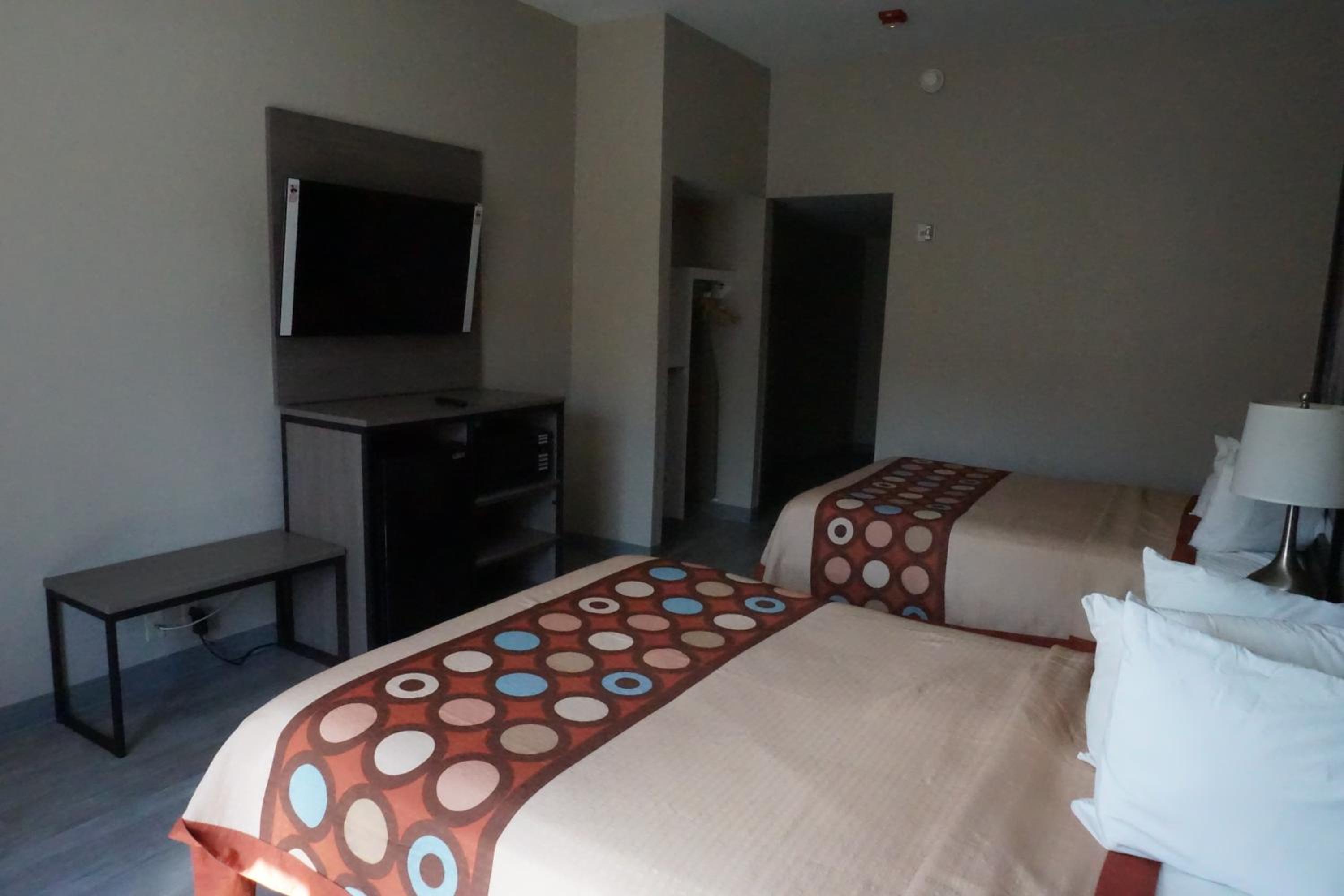 Queen Room with Two Queen Beds - Non-Smoking - Photo 5