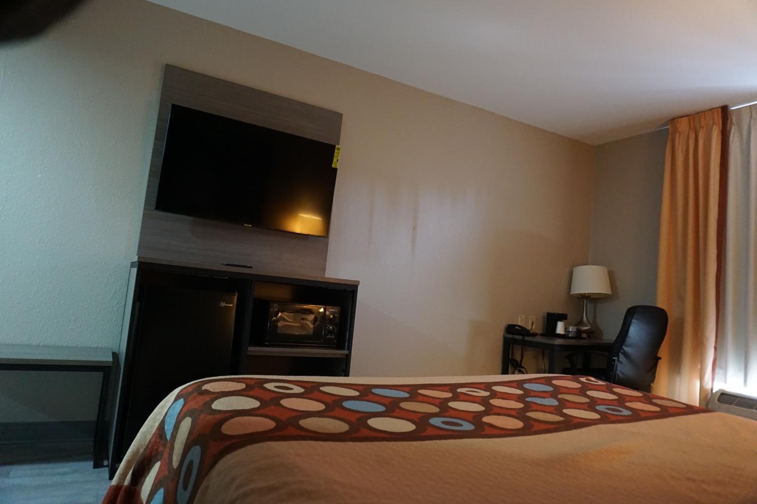 King Room - Non-Smoking - Photo 4