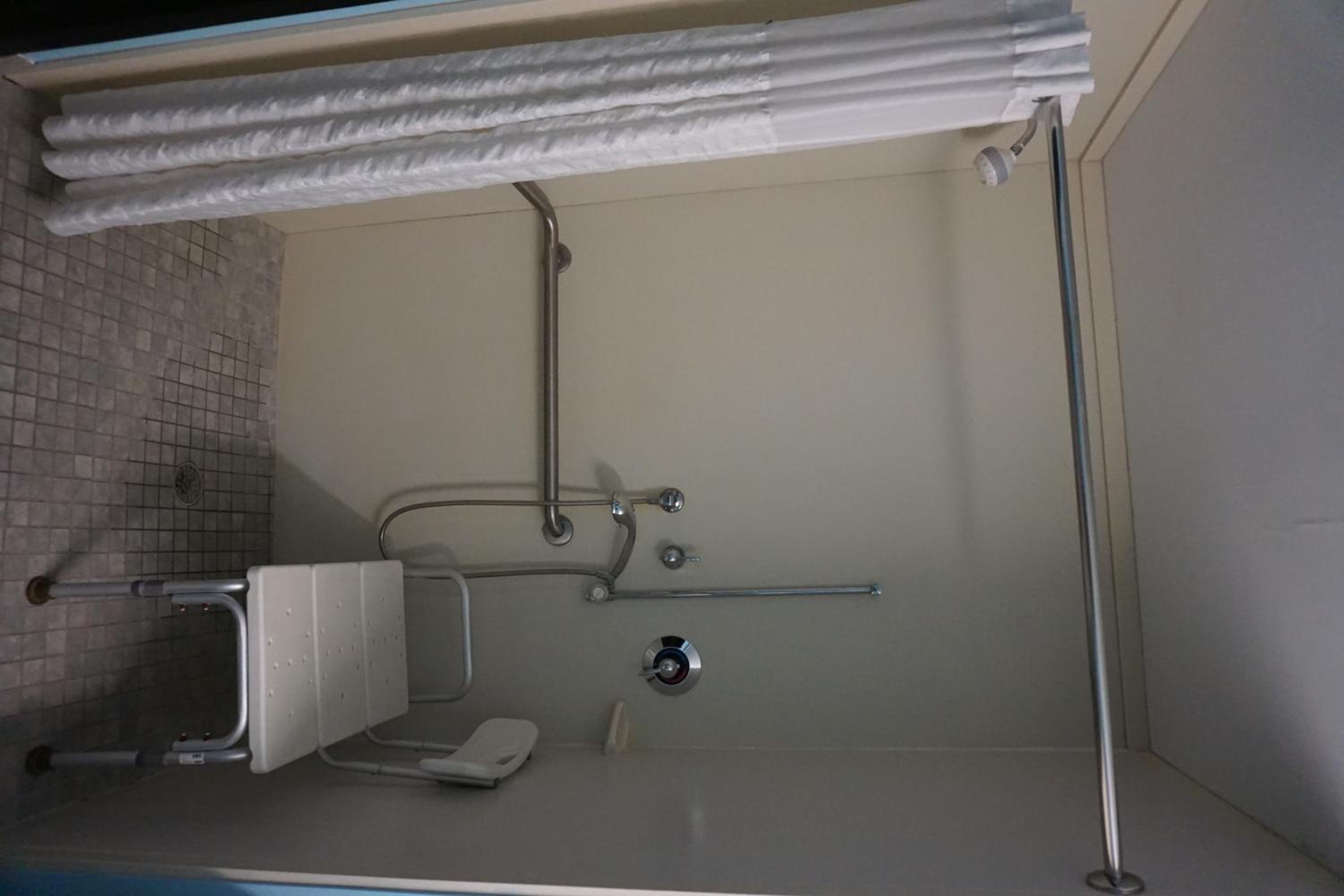 Deluxe Queen Room with Two Queen Beds -Disability Access - Non-Smoking - Photo 5