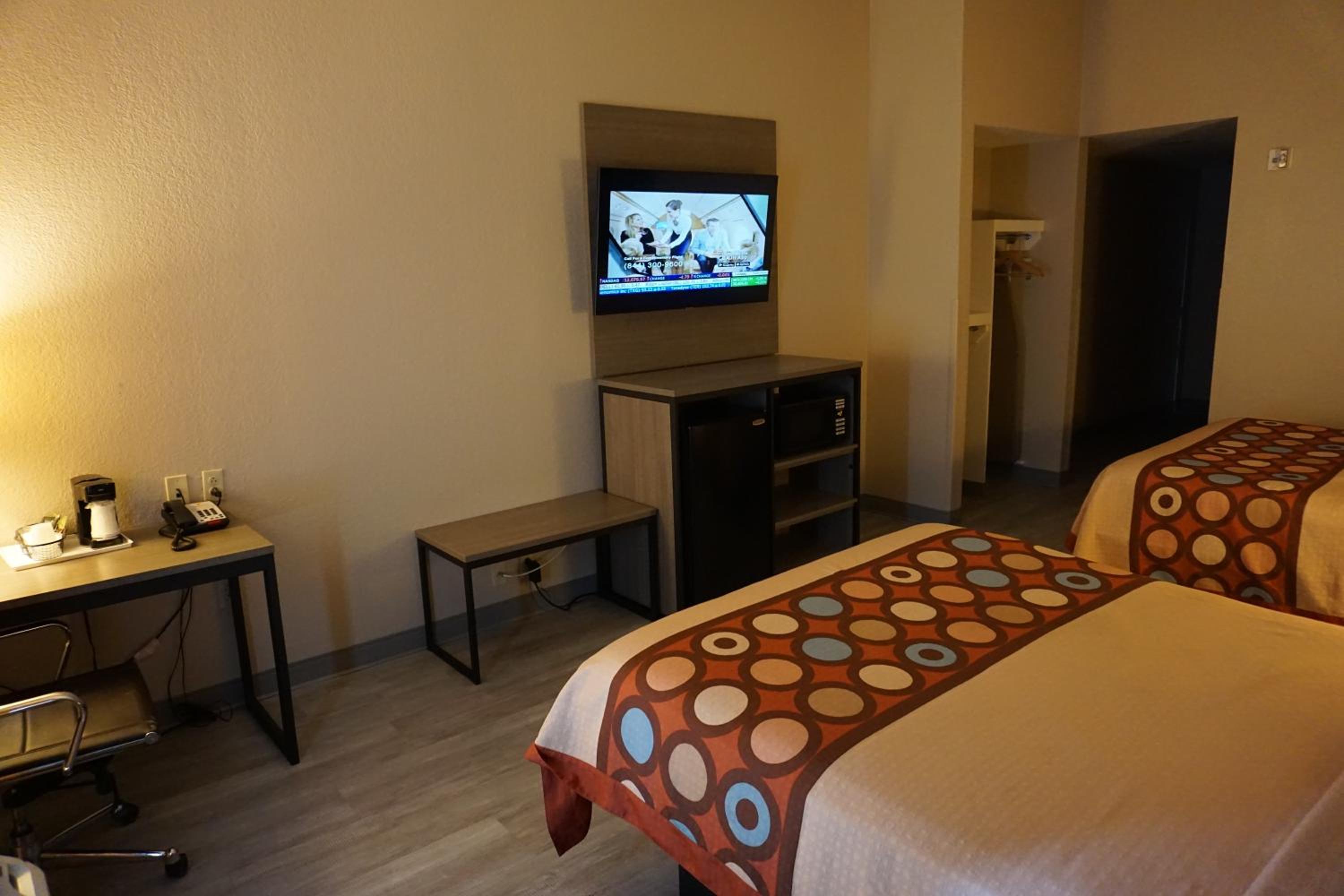 Queen Room with Two Queen Beds - Non-Smoking - Photo 6