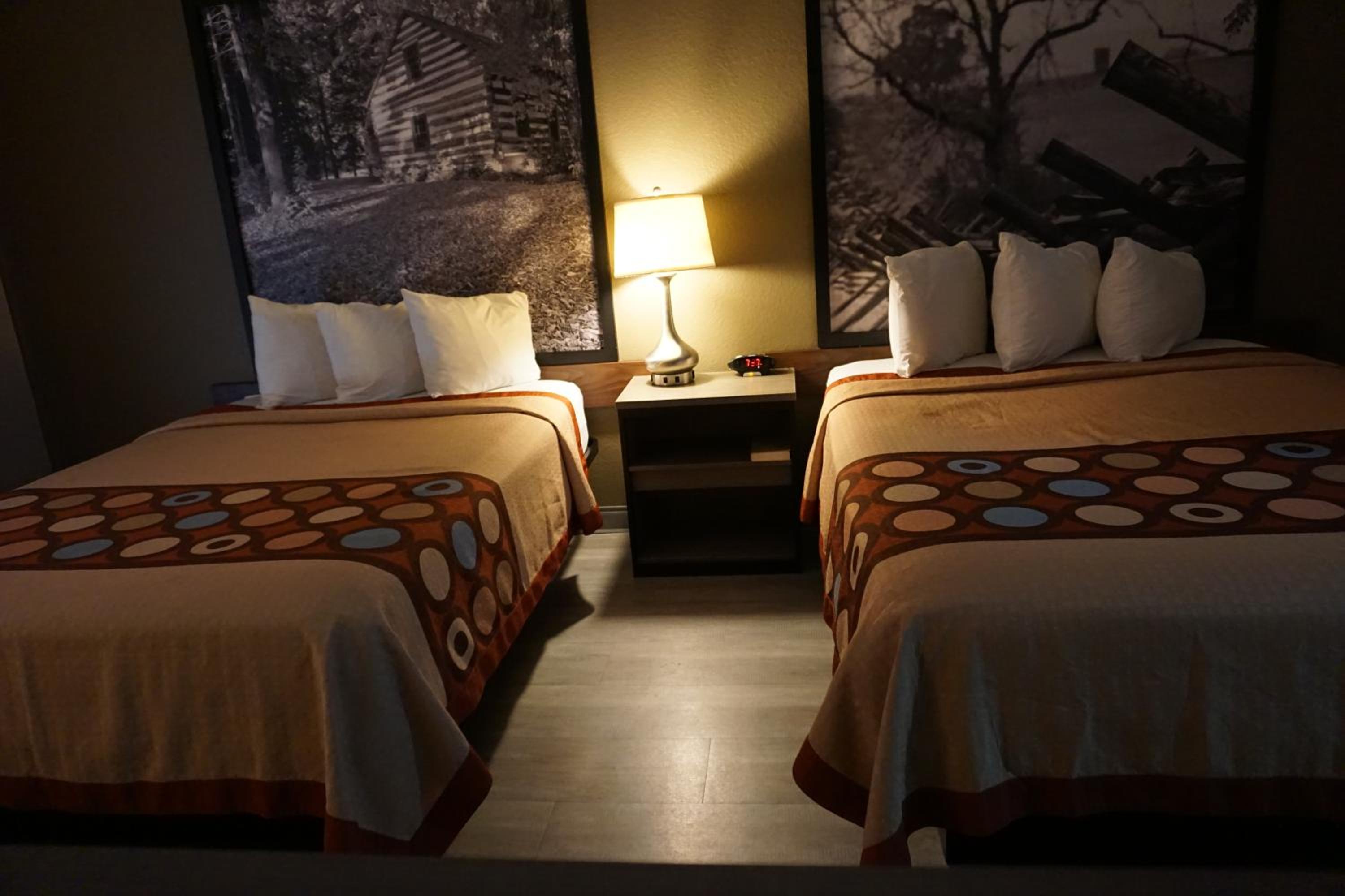 Queen Room with Two Queen Beds - Non-Smoking - Photo 7