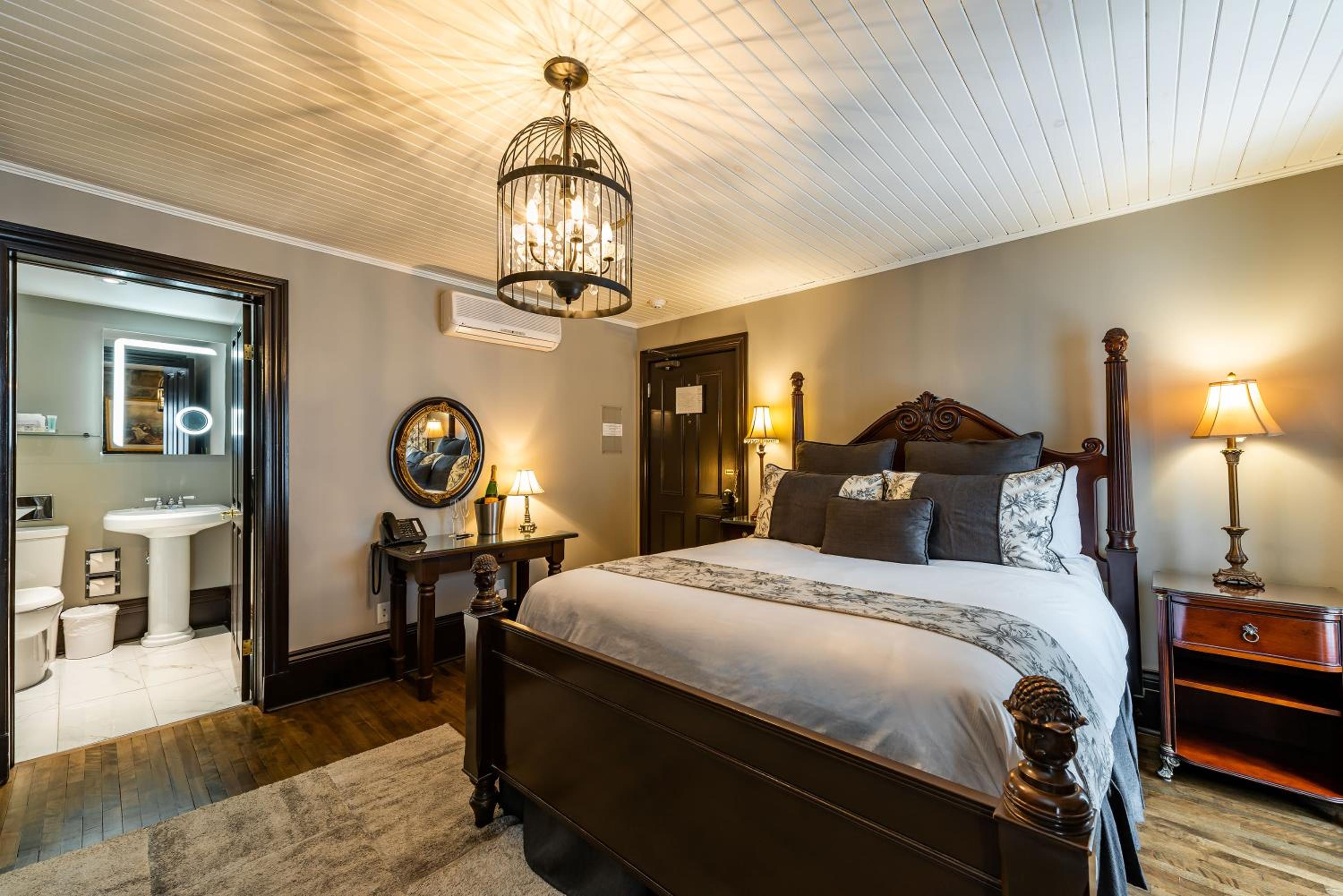Classic Queen Room - Third Floor