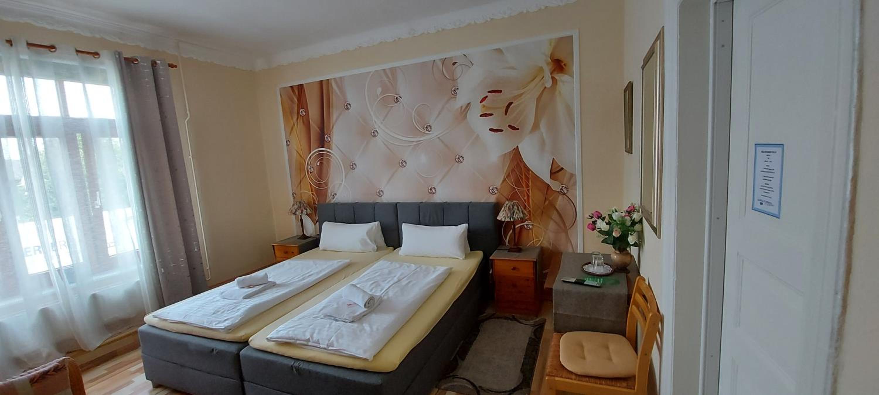 Budget Double Room - Photo 8