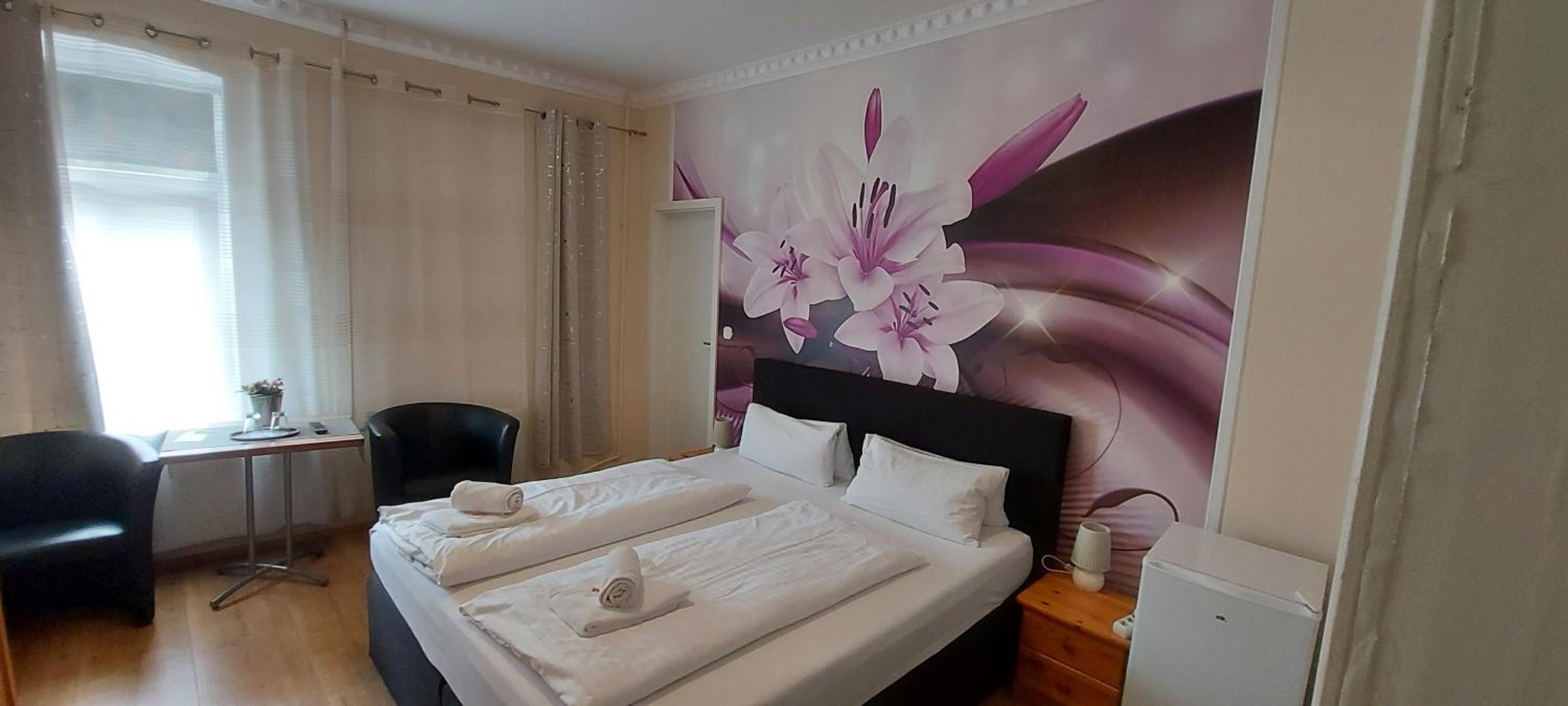 Budget Double Room - Photo 9