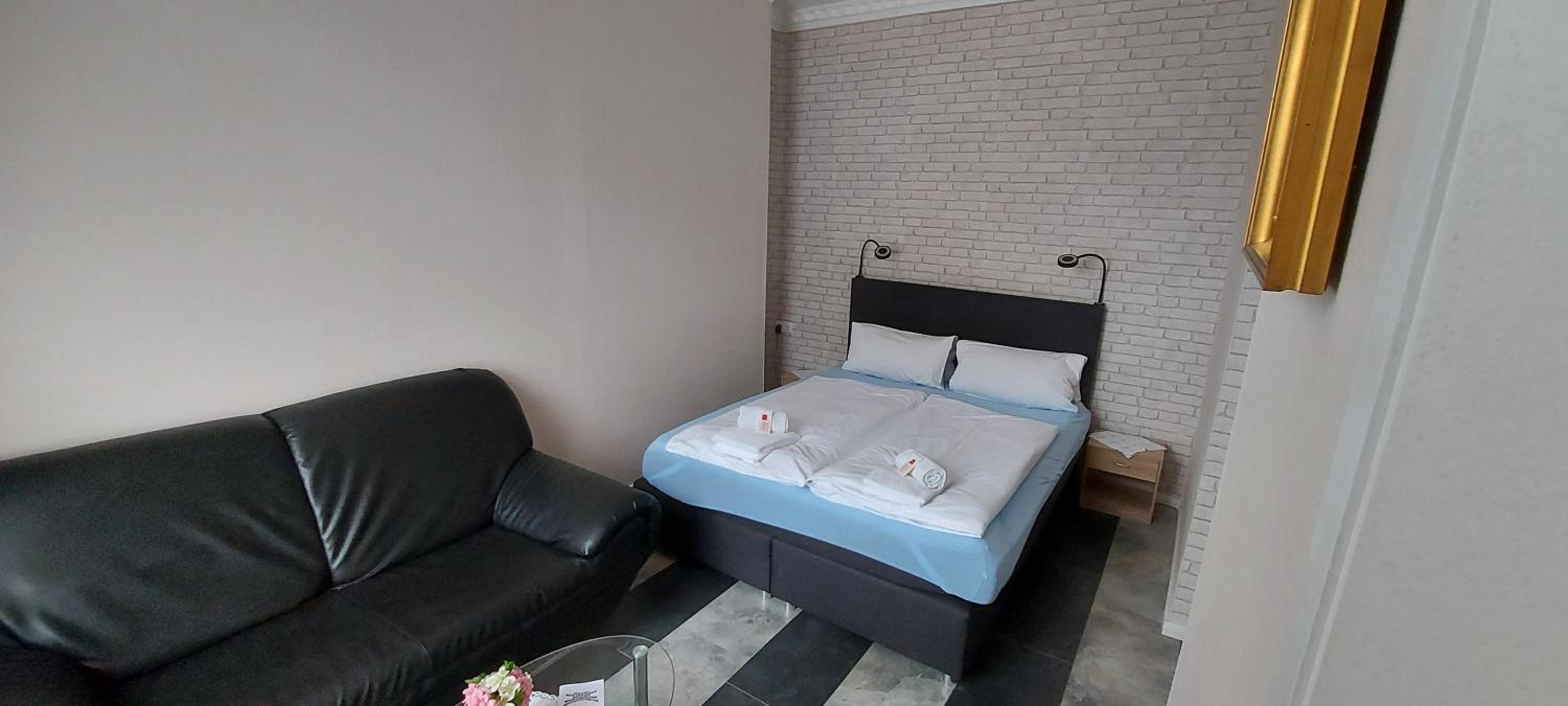 Budget Double Room - Photo 11