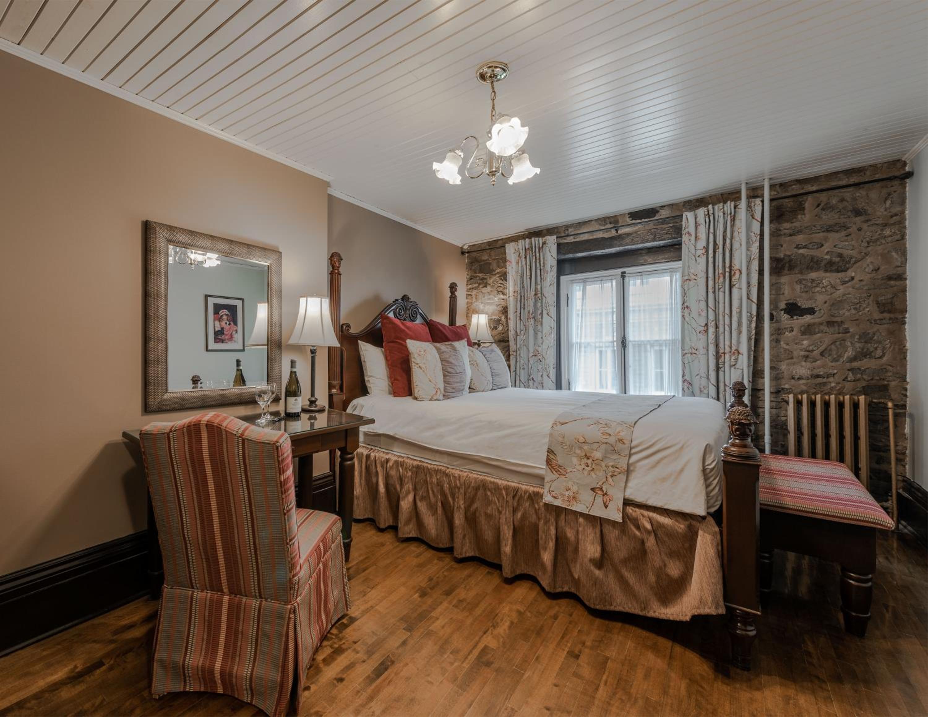 Classic Queen Room - Third Floor thumbnail 5