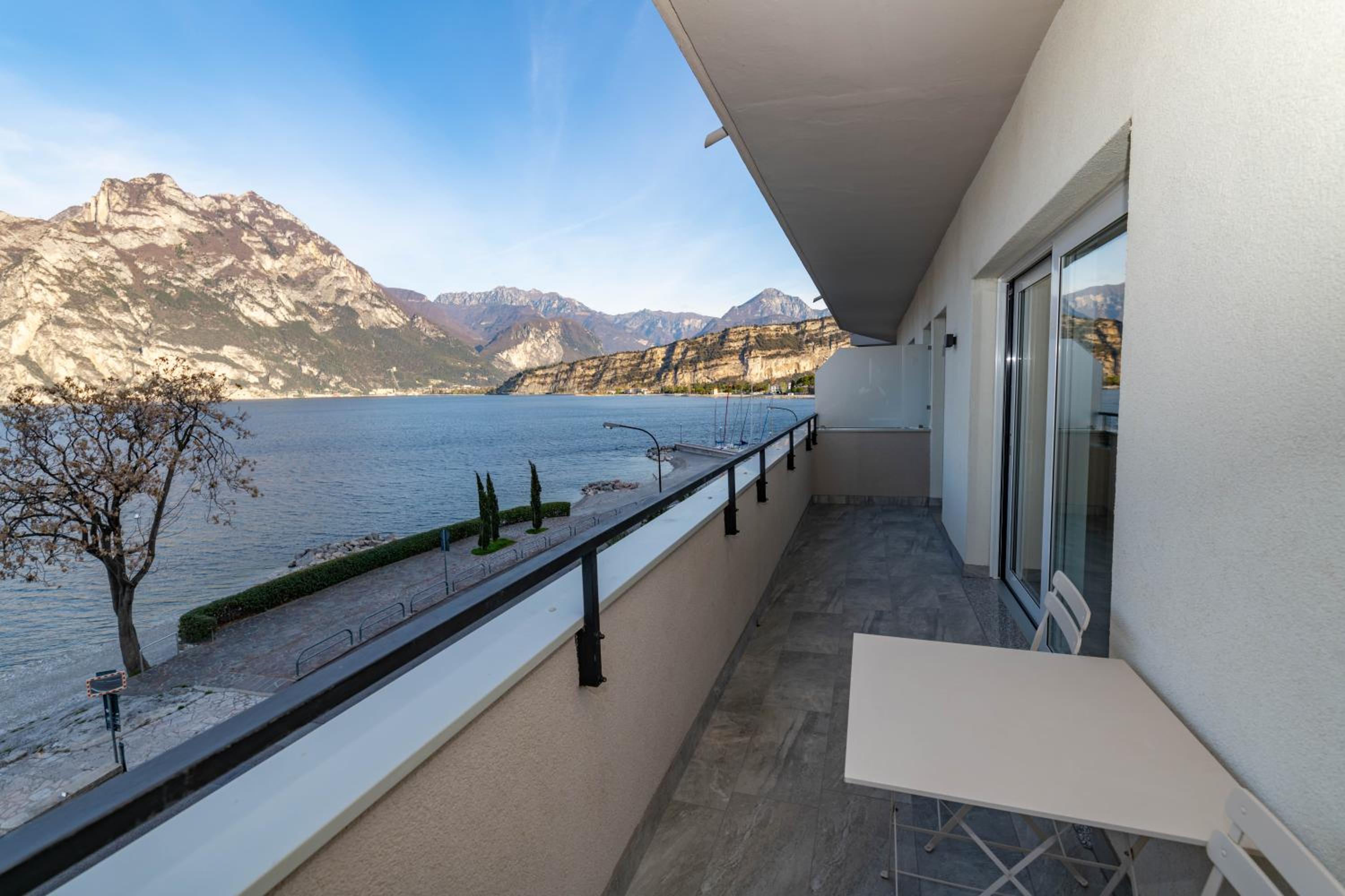 Apartment with Lake View - Photo 5