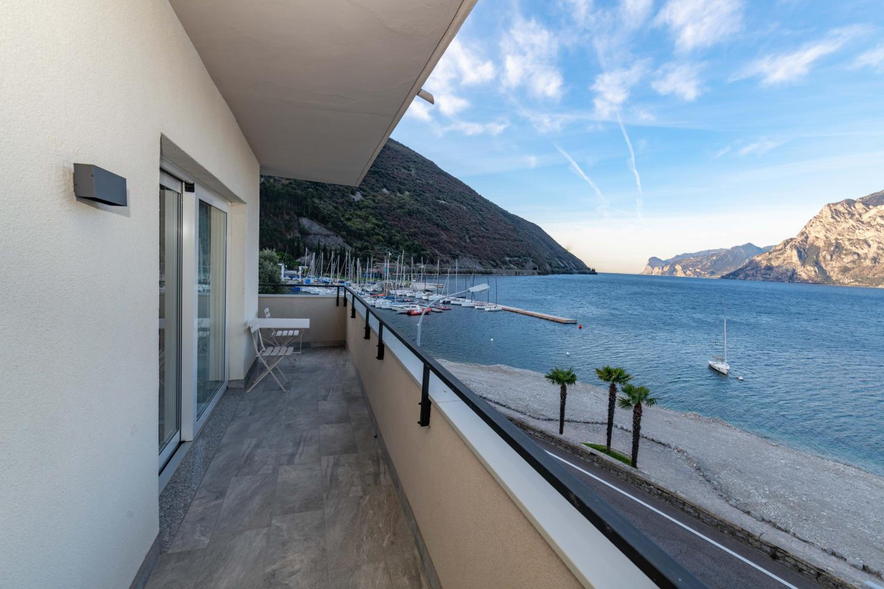 Apartment with Lake View - Photo 4