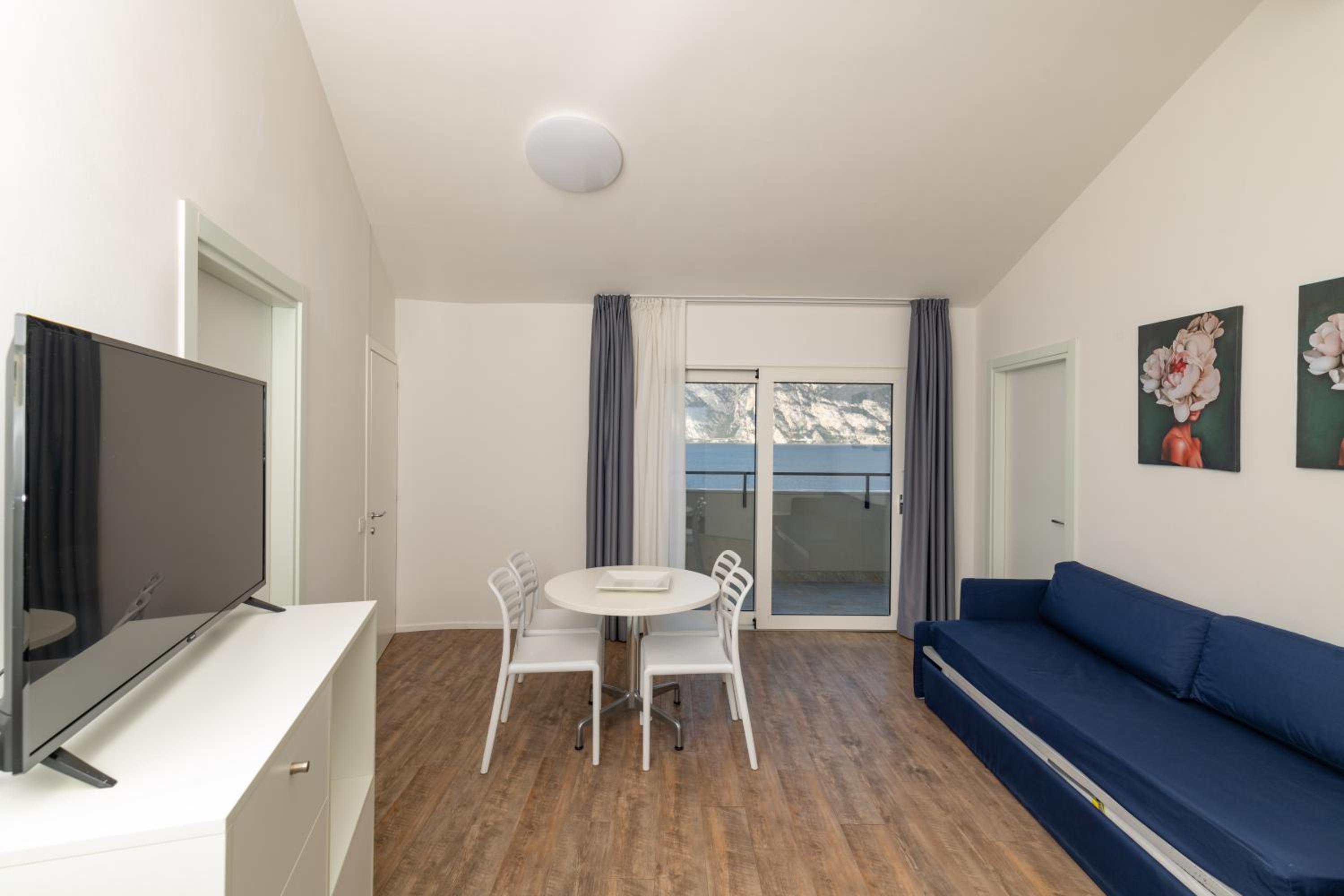 Apartment with Lake View - Photo 15