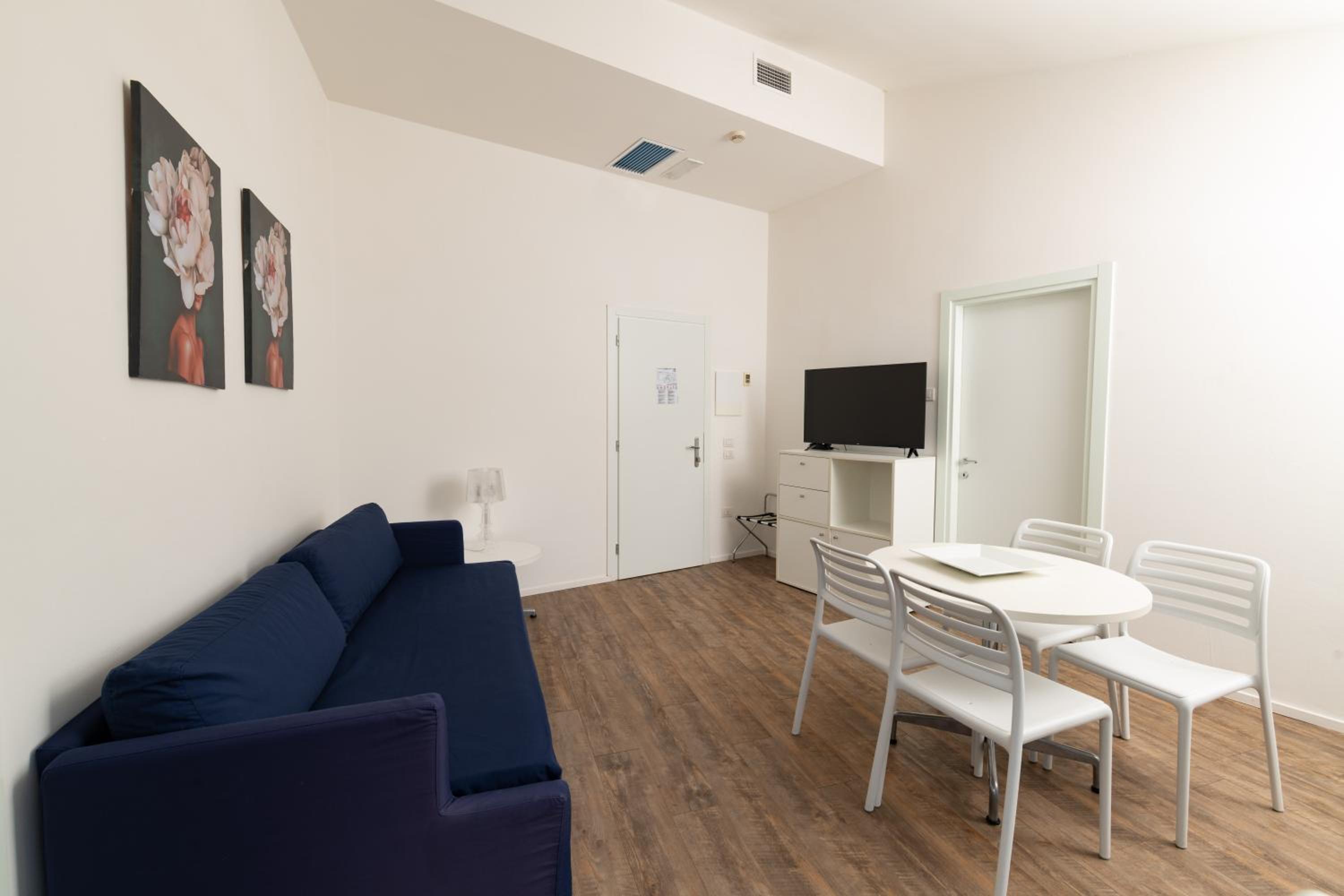 Apartment with Lake View - Photo 14