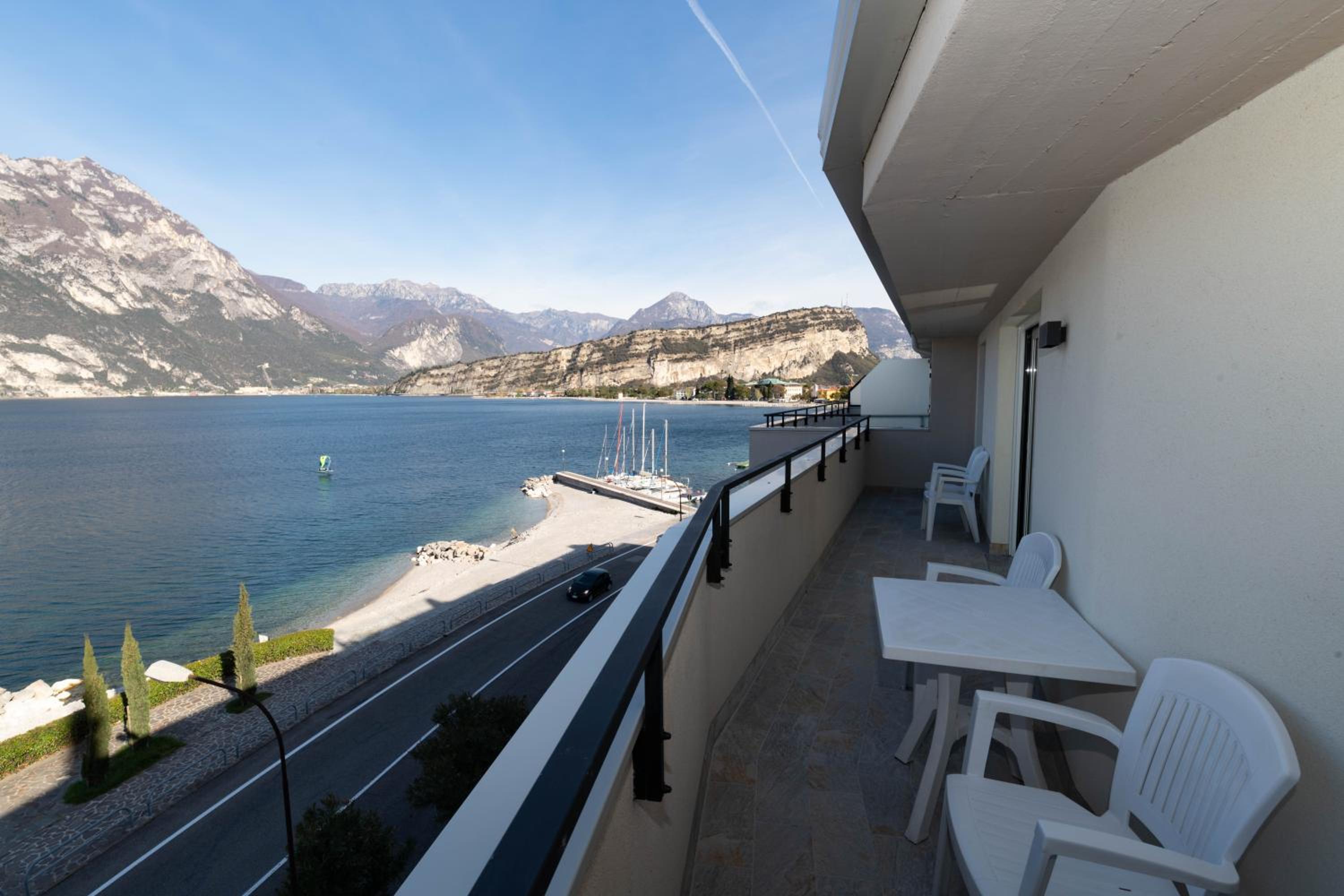 Apartment with Lake View - Photo 7