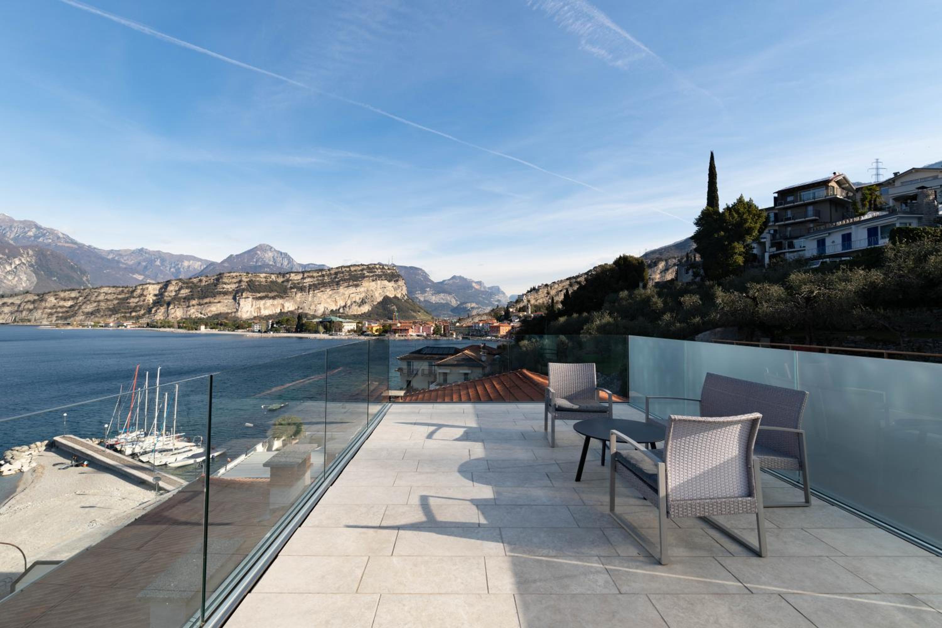 Apartment with Lake View - Photo 2
