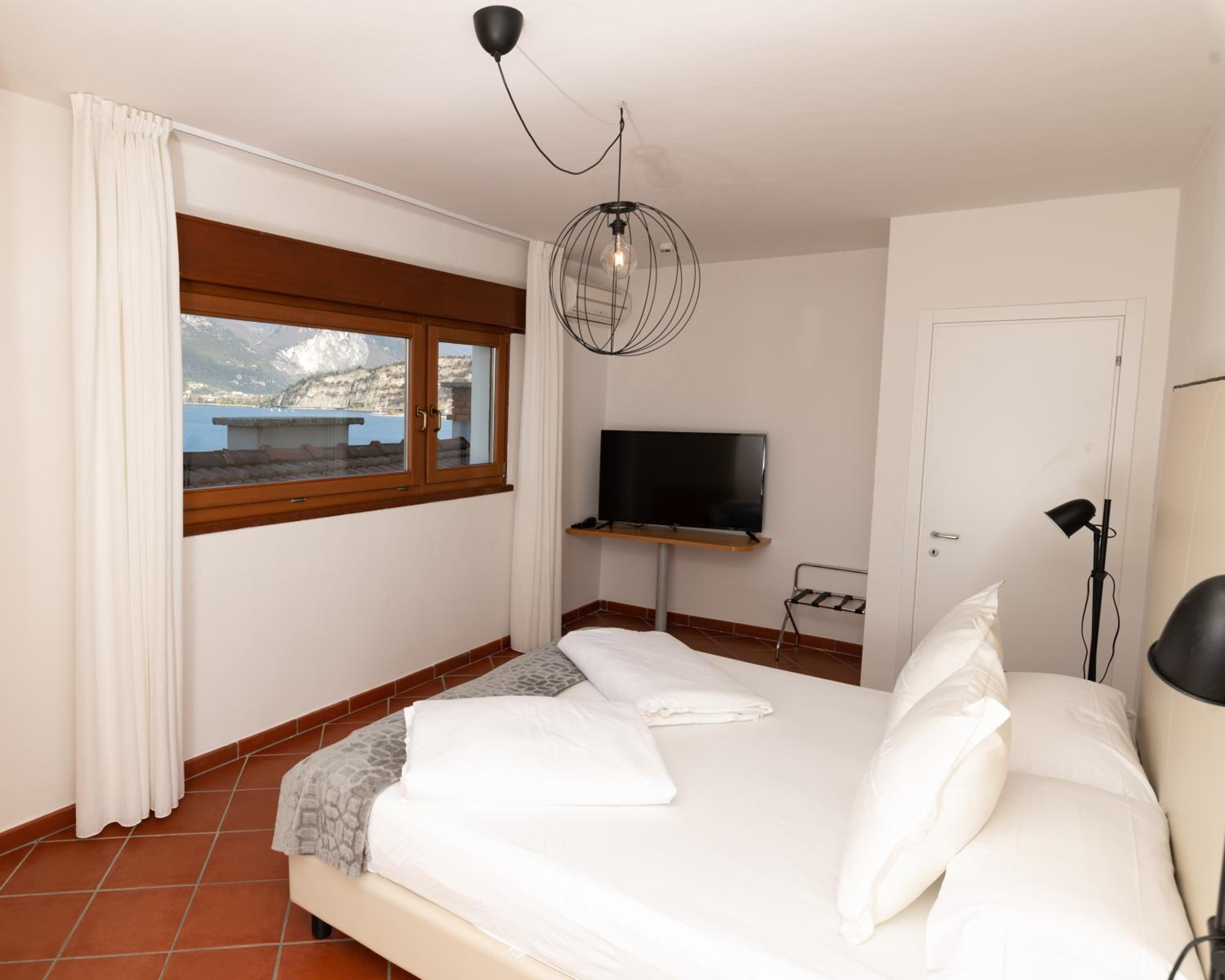 Apartment with Lake View - Photo 13
