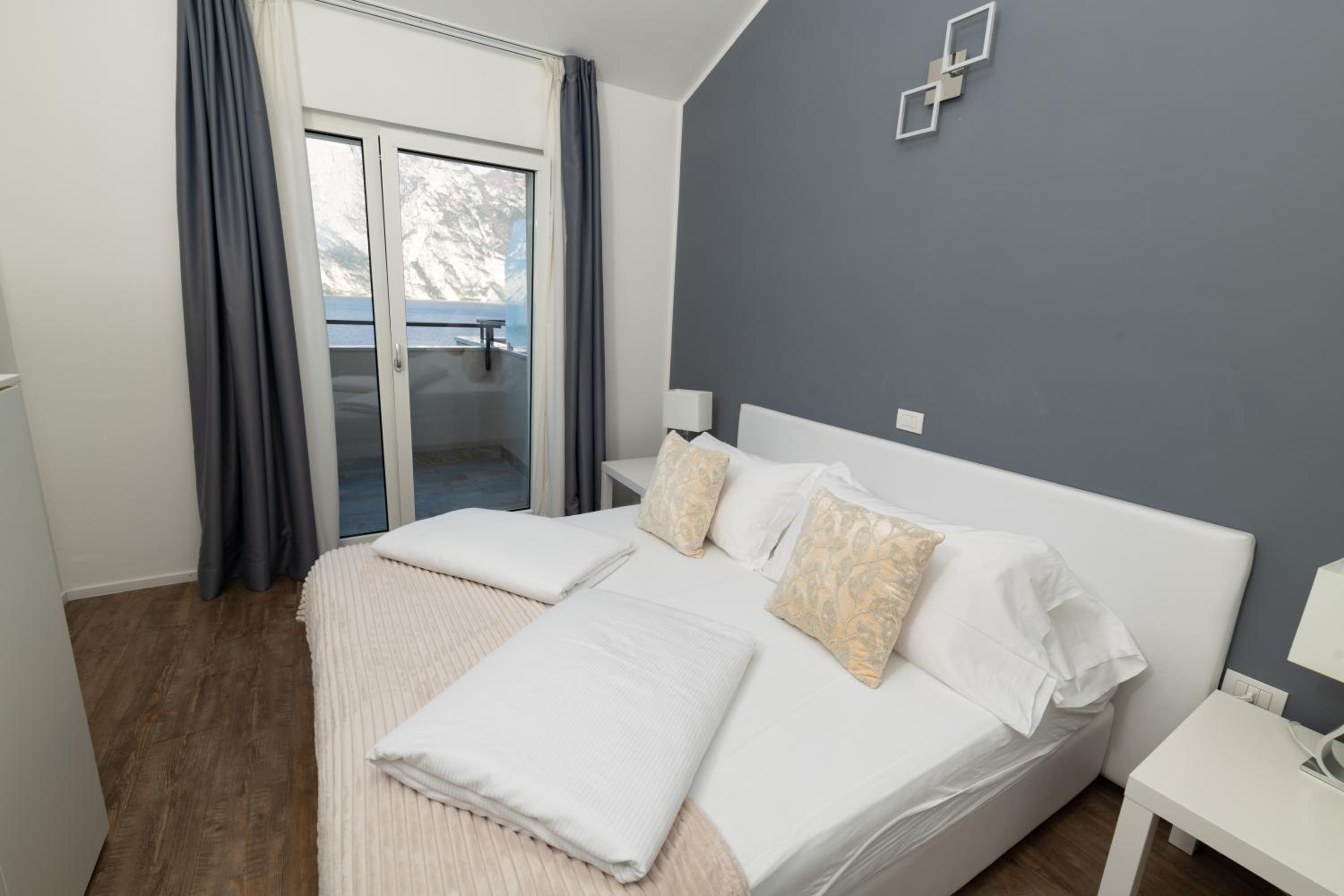 Apartment with Lake View - Photo 17