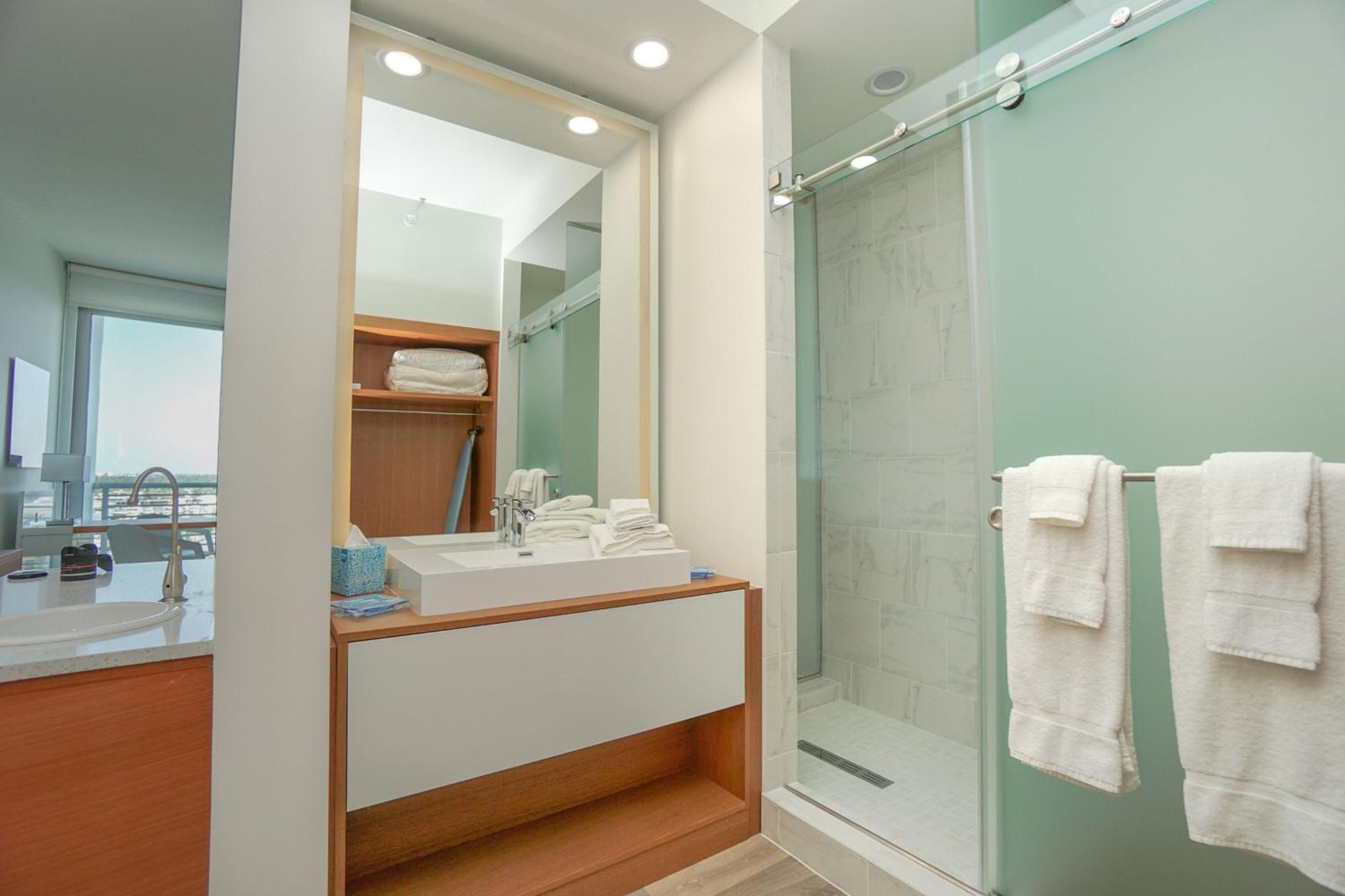 King Room with Balcony - Hearing Accessible photo 3