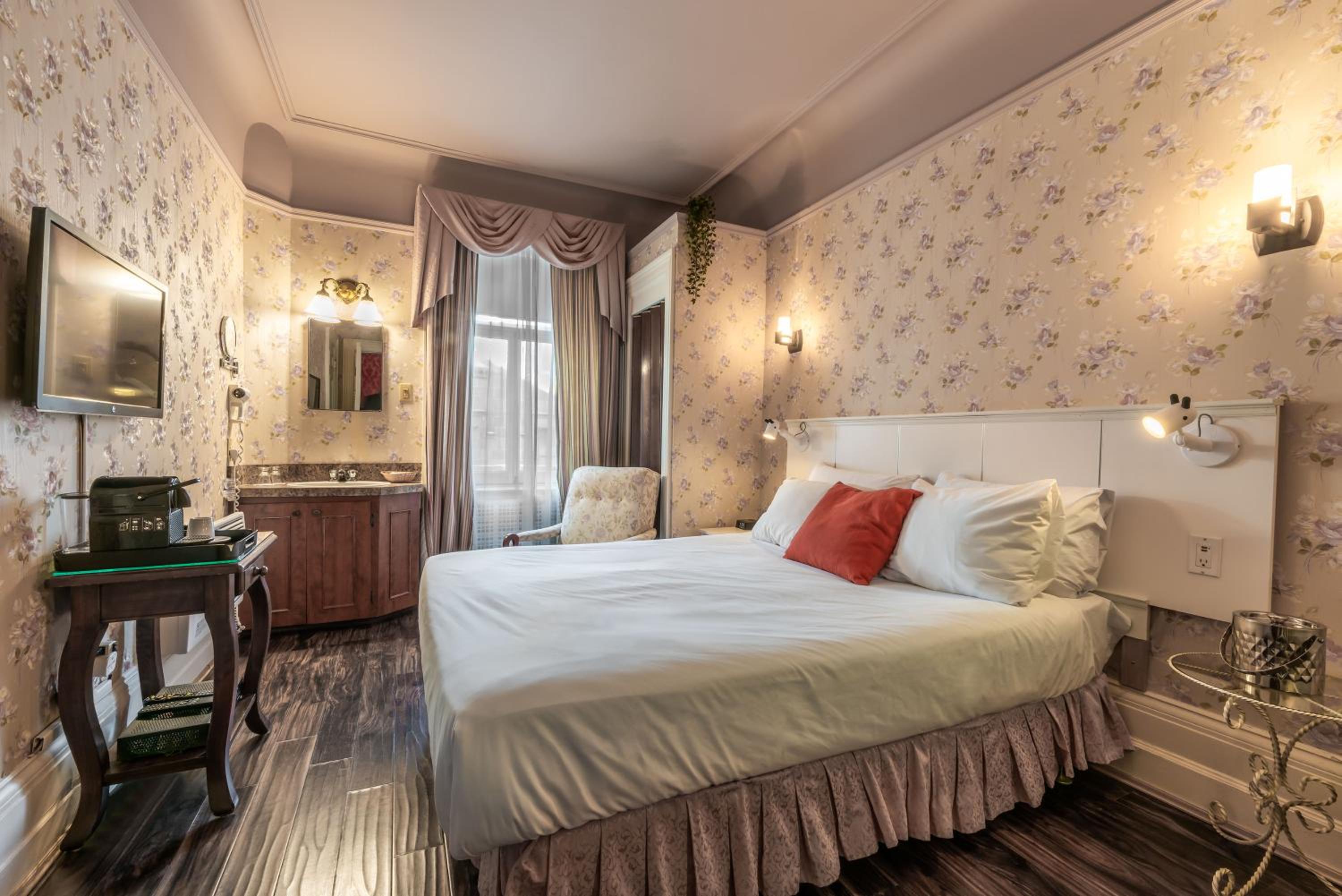 Standard Queen Room