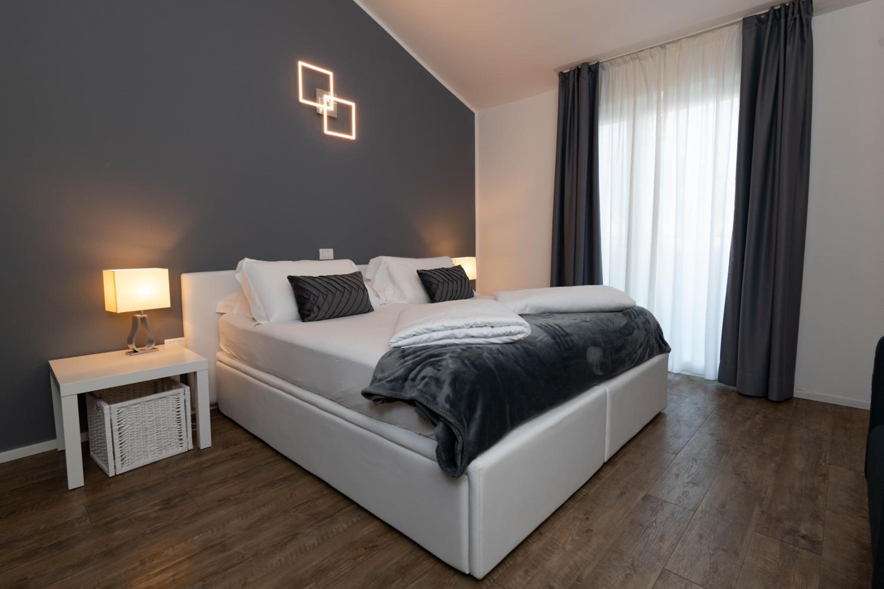 One-Bedroom Apartment with Lake View