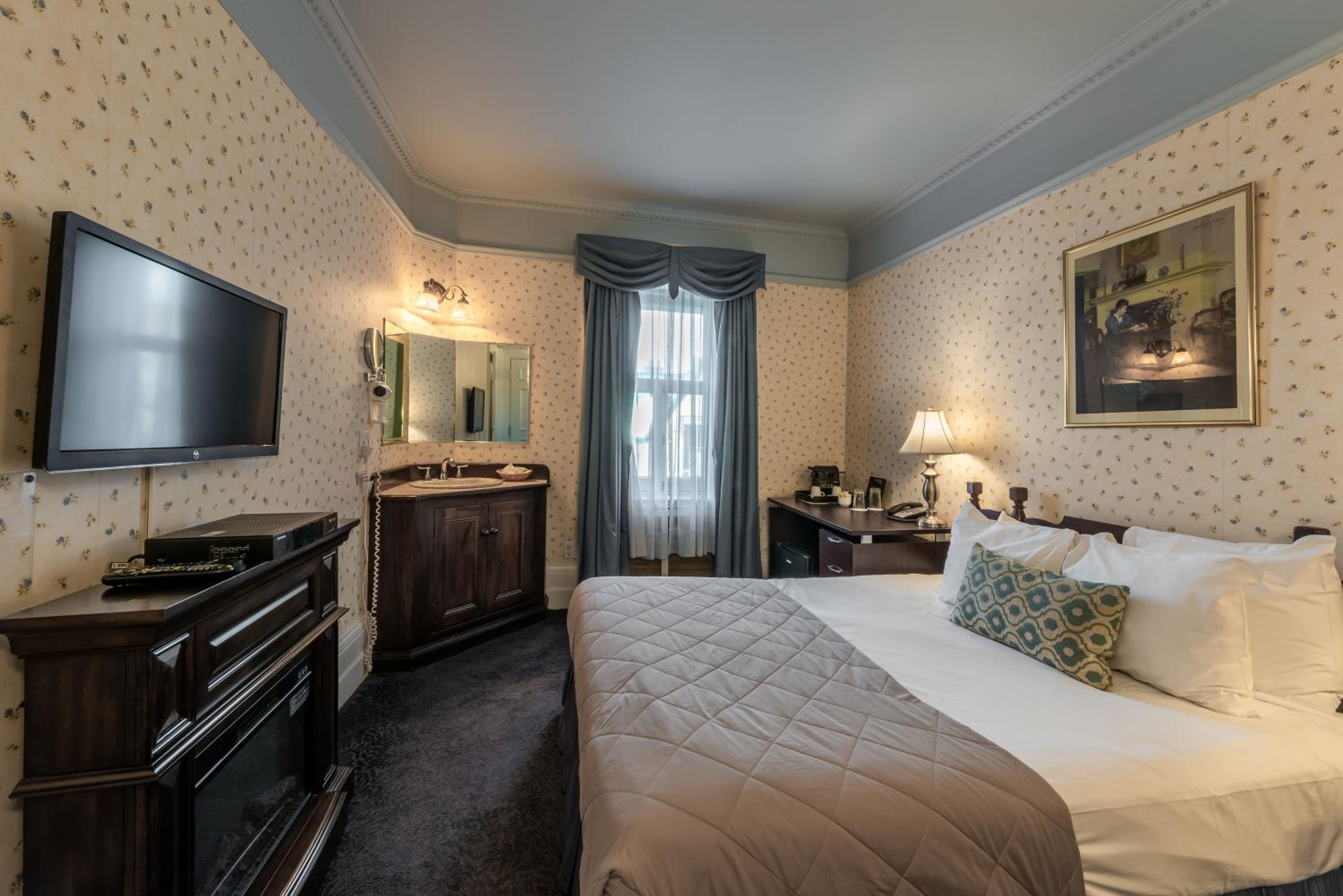 Standard Queen Room