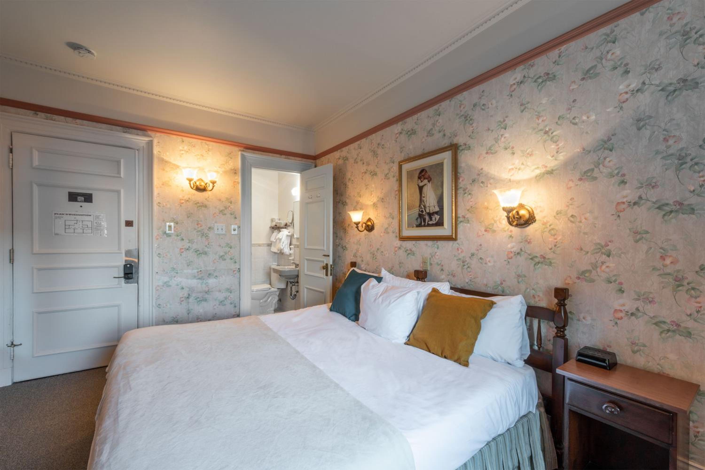 Standard Queen Room