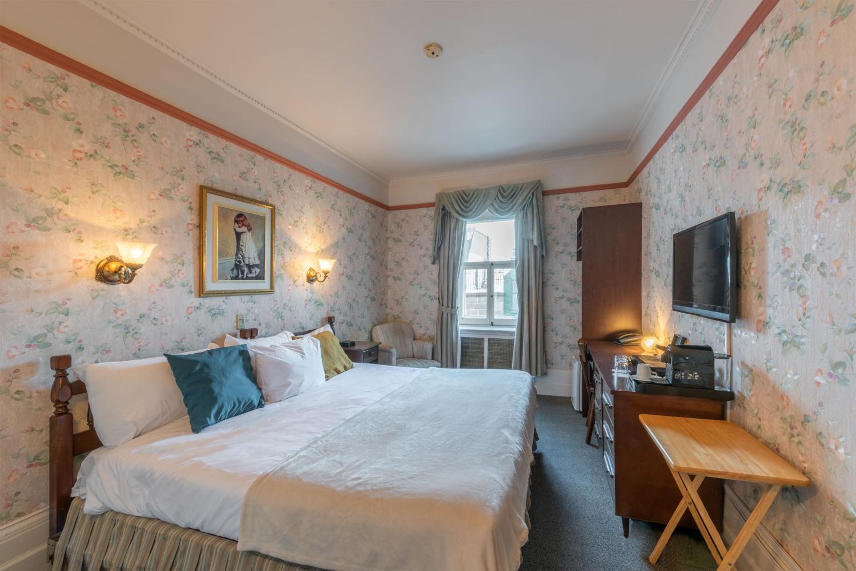 Standard Queen Room