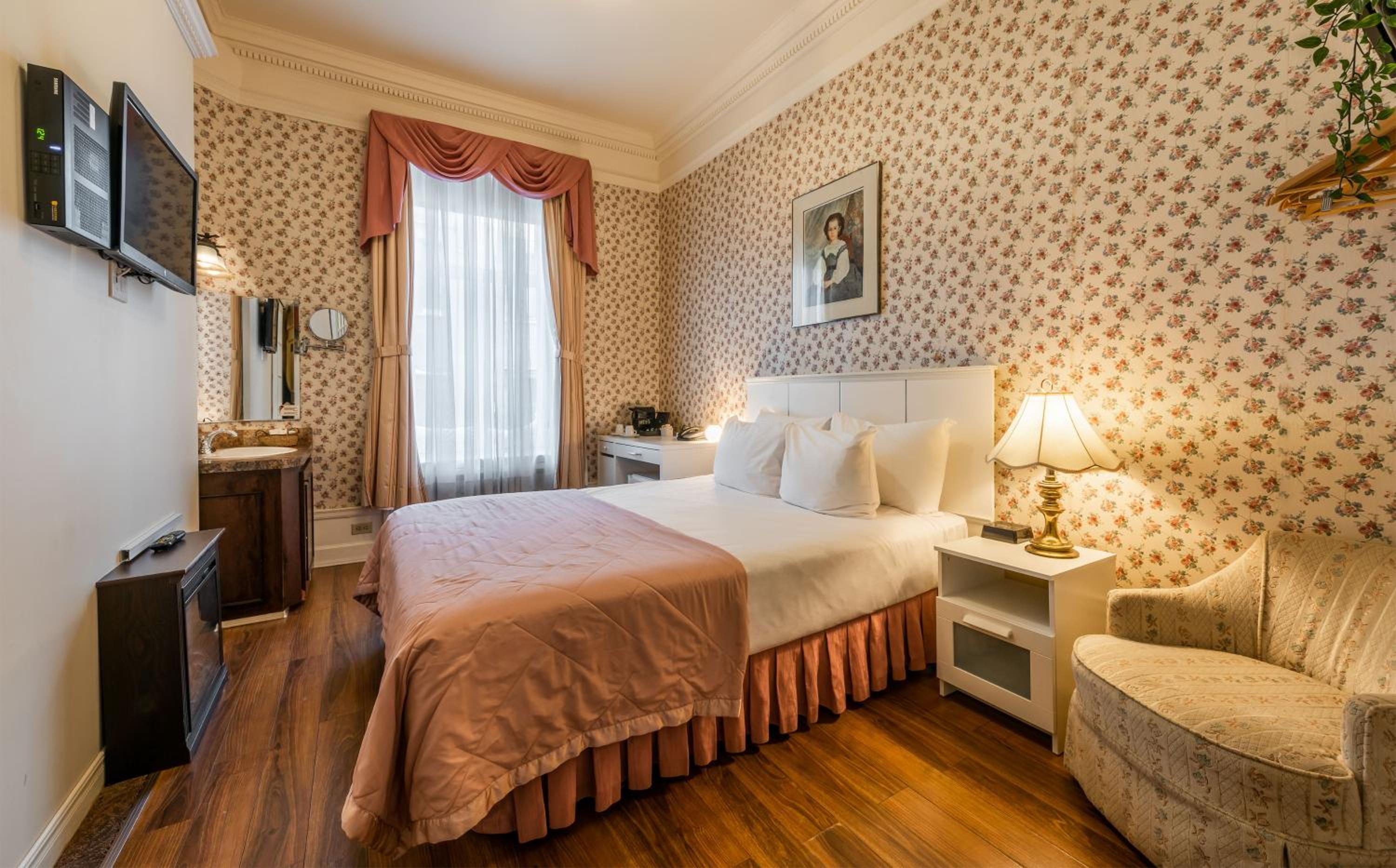 Standard Queen Room thumbnail 5