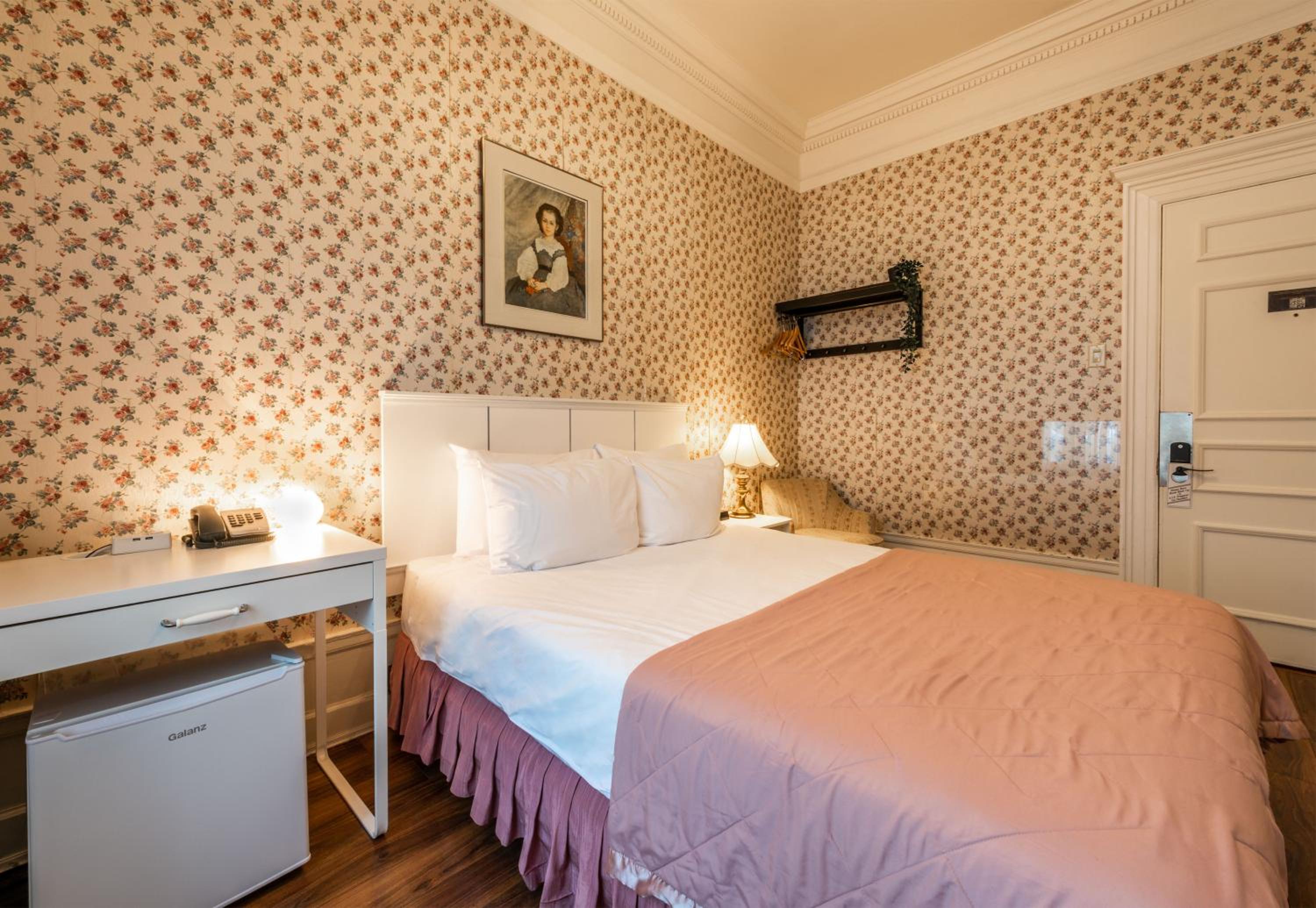 Standard Queen Room thumbnail 6