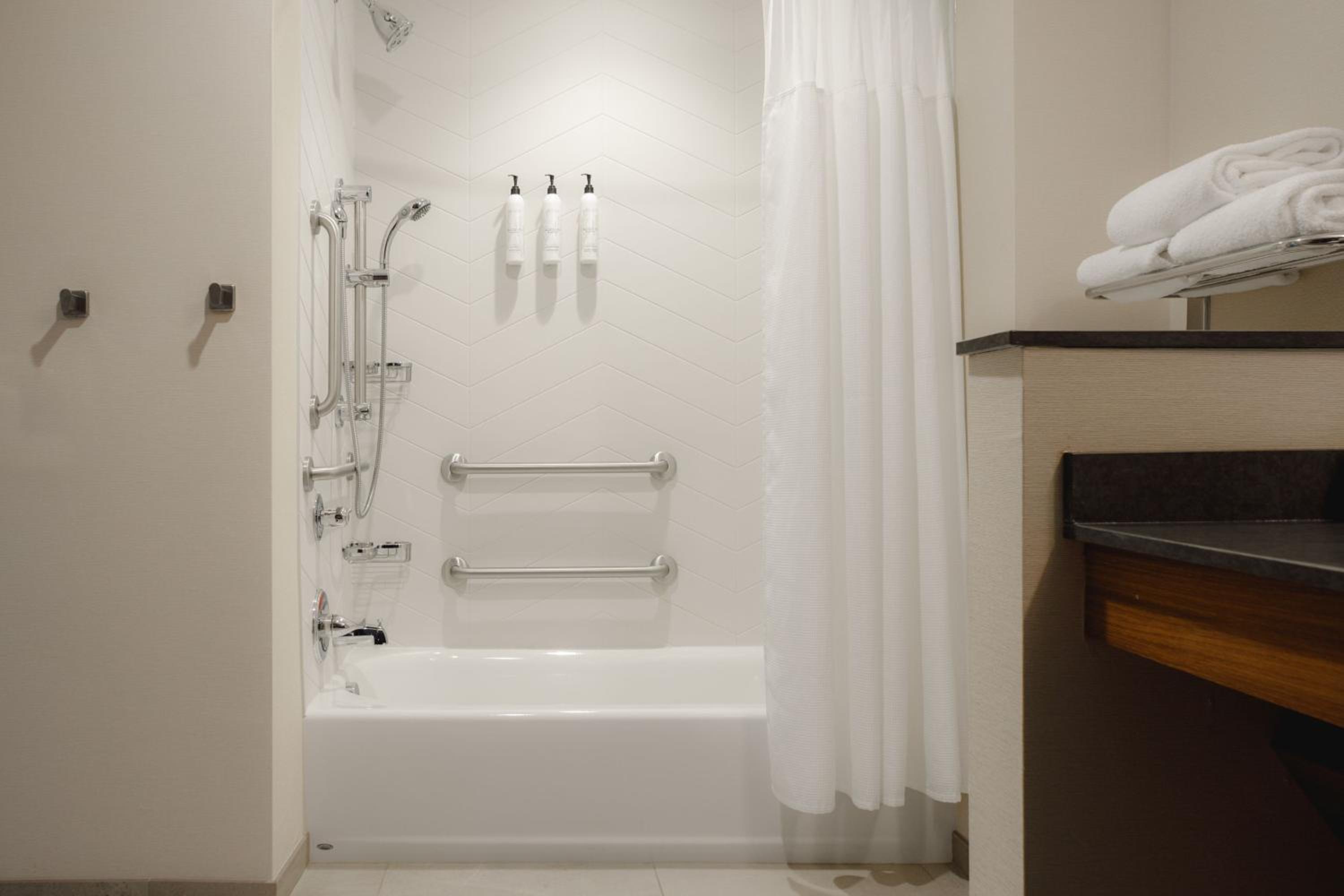Queen Room with Two Queen Beds and Adapted Tub - Mobility Accessible - Photo 2